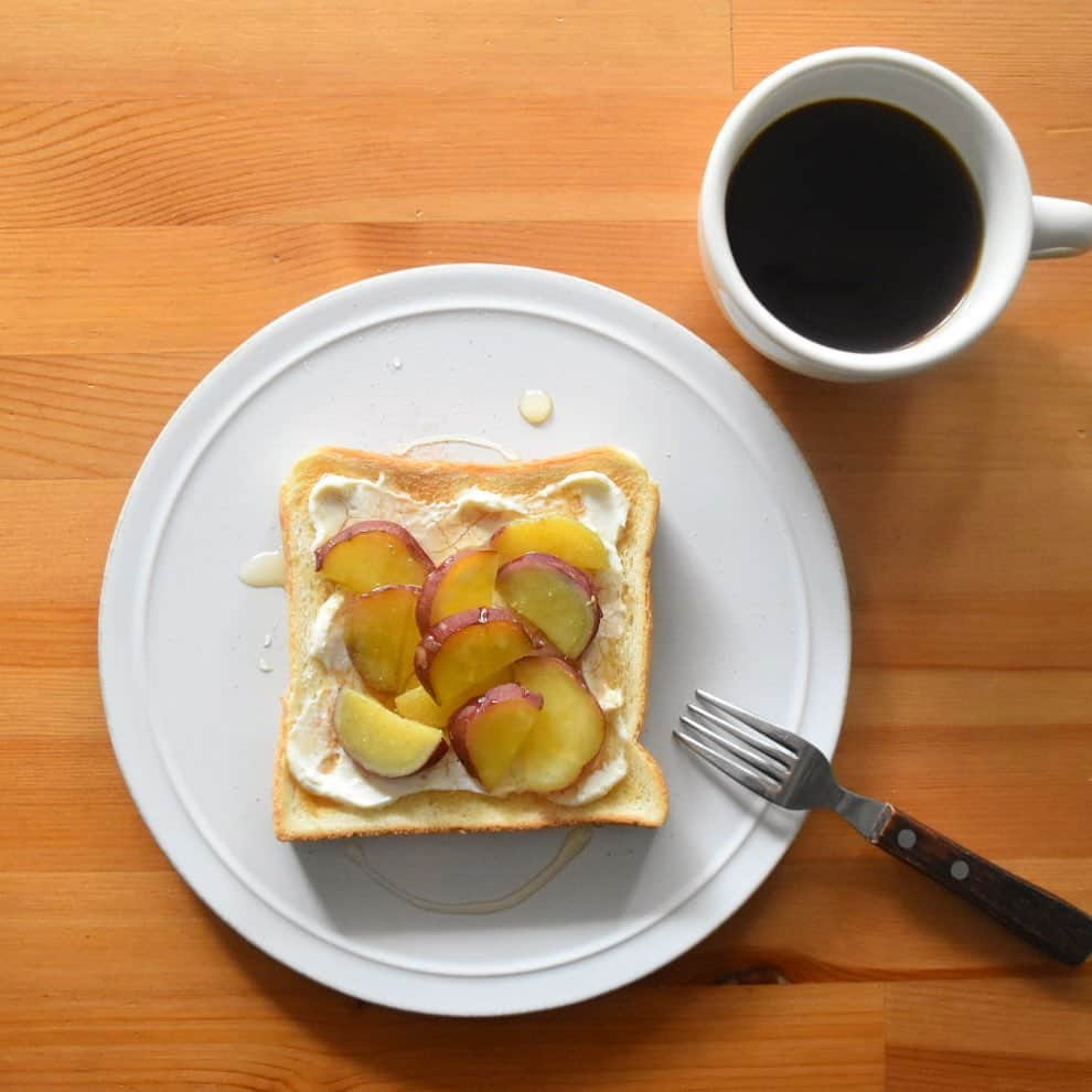 山崎佳のインスタグラム：「Today’s breakfast. クリームチーズ 、さつまいも、はちみつ、シナモンシュガー。 夜勤明けで帰ってきた夫がさつまいも蒸していたので分けてもらった🍠」