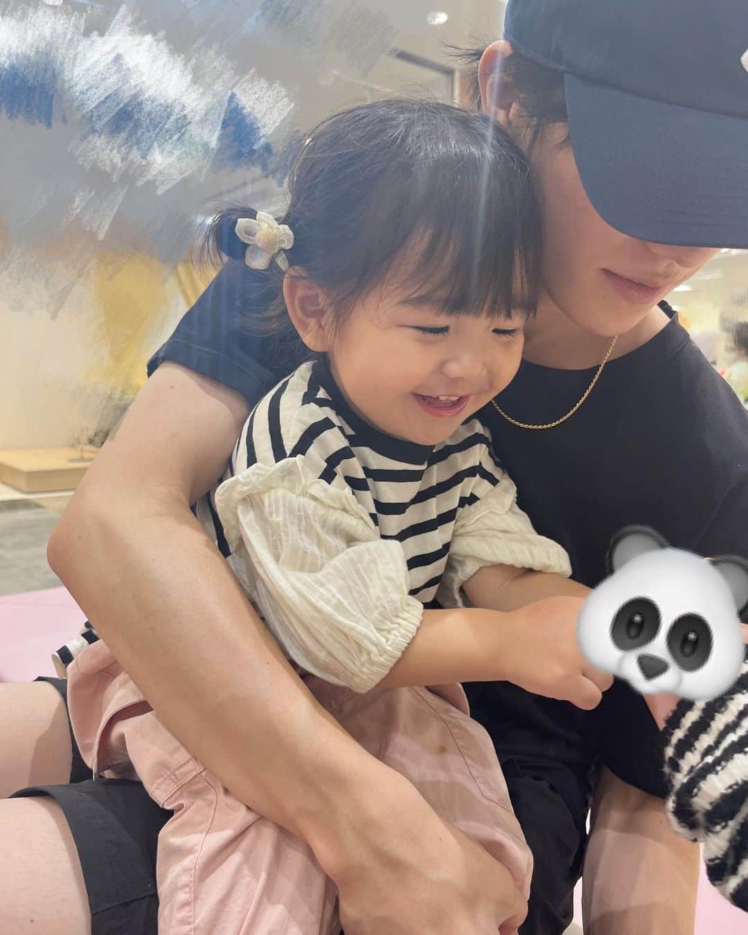はやめいのインスタグラム：「. 彼との出会いについてたくさん 質問いただくのですが 学生時代の先輩です 👦🏻   初めてご飯に誘っていただいた時も 当たり前のように｢娘ちゃんも一緒に😊｣ と言ってくれて… その日からずっと娘を大切に してくれてるのが伝わってきます 💭  娘も彼が大好きで甘えっぱなしです笑  今日も｢おしごとなの〜。あいたいのに〜。｣ と言っていました 😂🫶🏻  ティッシュのゴミが映っていたので スタンプでかくしました🐼  #こども #こどものいる生活 #シングルマザー#シンママ#シンママライフ #こどものいる暮らし#キッズ #ママスタグラム#２歳7ヶ月 #むすめふく#プチプラコーデ#mamagirl #ママファッション#ママコーデ」