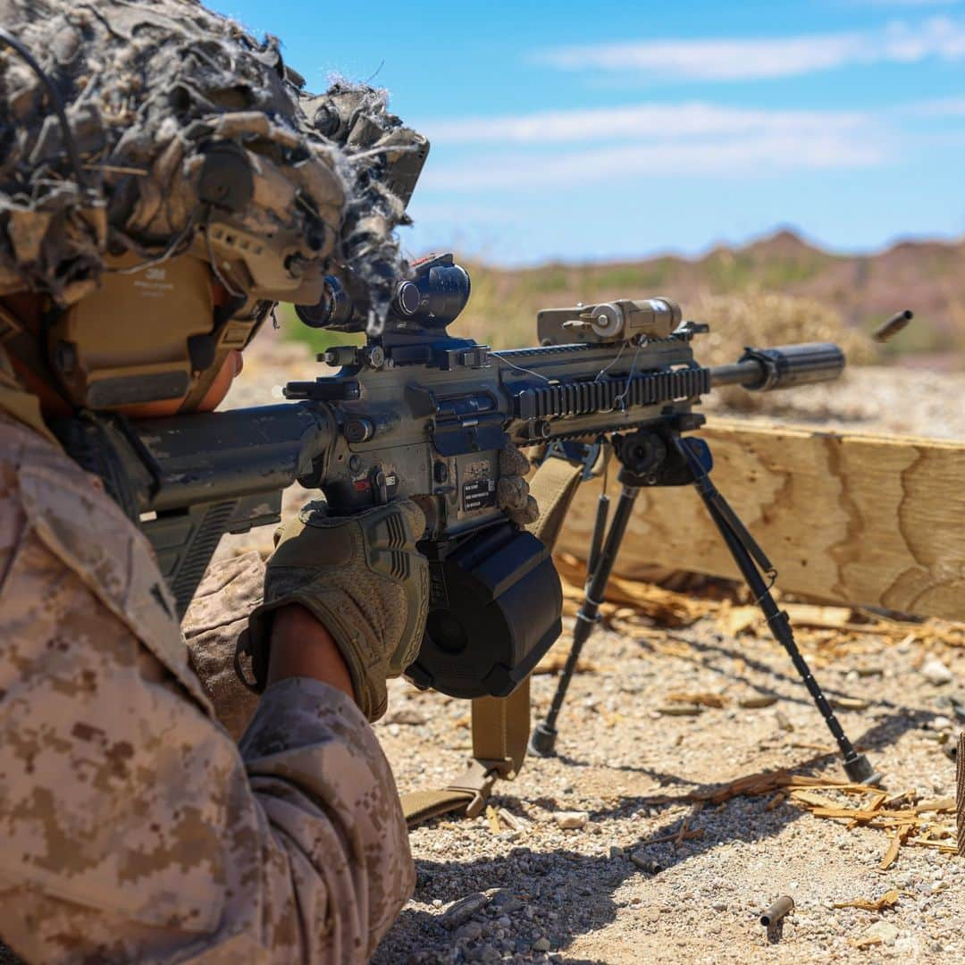 アメリカ海兵隊さんのインスタグラム写真 - (アメリカ海兵隊Instagram)「Sectors of Fire  📍  Yuma Proving Grounds, Arizona (Aug. 14, 2023)  #Marines with the @15thmeu conduct unknown distance engagement #training as part of Realistic Urban Training (RUT) exercise.  RUT is a land-based pre-deployment exercise that enhances the integration and collective capability of the Marine Air-Ground Task Force while providing the 15th MEU an opportunity to train and execute operations in an urban environment.   📷 (U.S. Marine Corps photo by Cpl. Aidan Hekker)  #USMC #MarineCombatArms #SemperFi」9月22日 23時07分 - marines