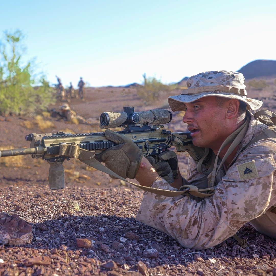 アメリカ海兵隊のインスタグラム：「Sectors of Fire  📍  Yuma Proving Grounds, Arizona (Aug. 14, 2023)  #Marines with the @15thmeu conduct unknown distance engagement #training as part of Realistic Urban Training (RUT) exercise.  RUT is a land-based pre-deployment exercise that enhances the integration and collective capability of the Marine Air-Ground Task Force while providing the 15th MEU an opportunity to train and execute operations in an urban environment.   📷 (U.S. Marine Corps photo by Cpl. Aidan Hekker)  #USMC #MarineCombatArms #SemperFi」
