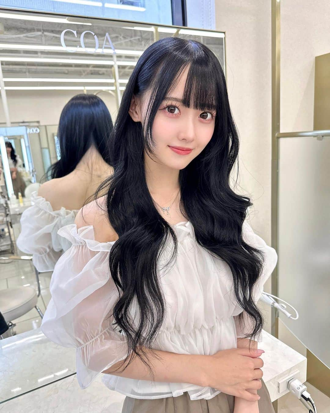 松本ももなさんのインスタグラム写真 - (松本ももなInstagram)「スーパーロングヘア好き？🎀ིིིིྀ  おおきいコテで巻いても ふわふわへあになってかわちぃだよ💕  #フレンチガーリー #Frenchgirly #清楚 #お嬢様  #GRL #グレイル #お姉さん #大人ヘア #ロングヘア #高嶺のなでしこ #girly #ブルーブラック #透明感 #地毛風 #透明感カラー #黒髪 #黒髪ロング #takanenonadeshiko」9月22日 23時09分 - momona.1012