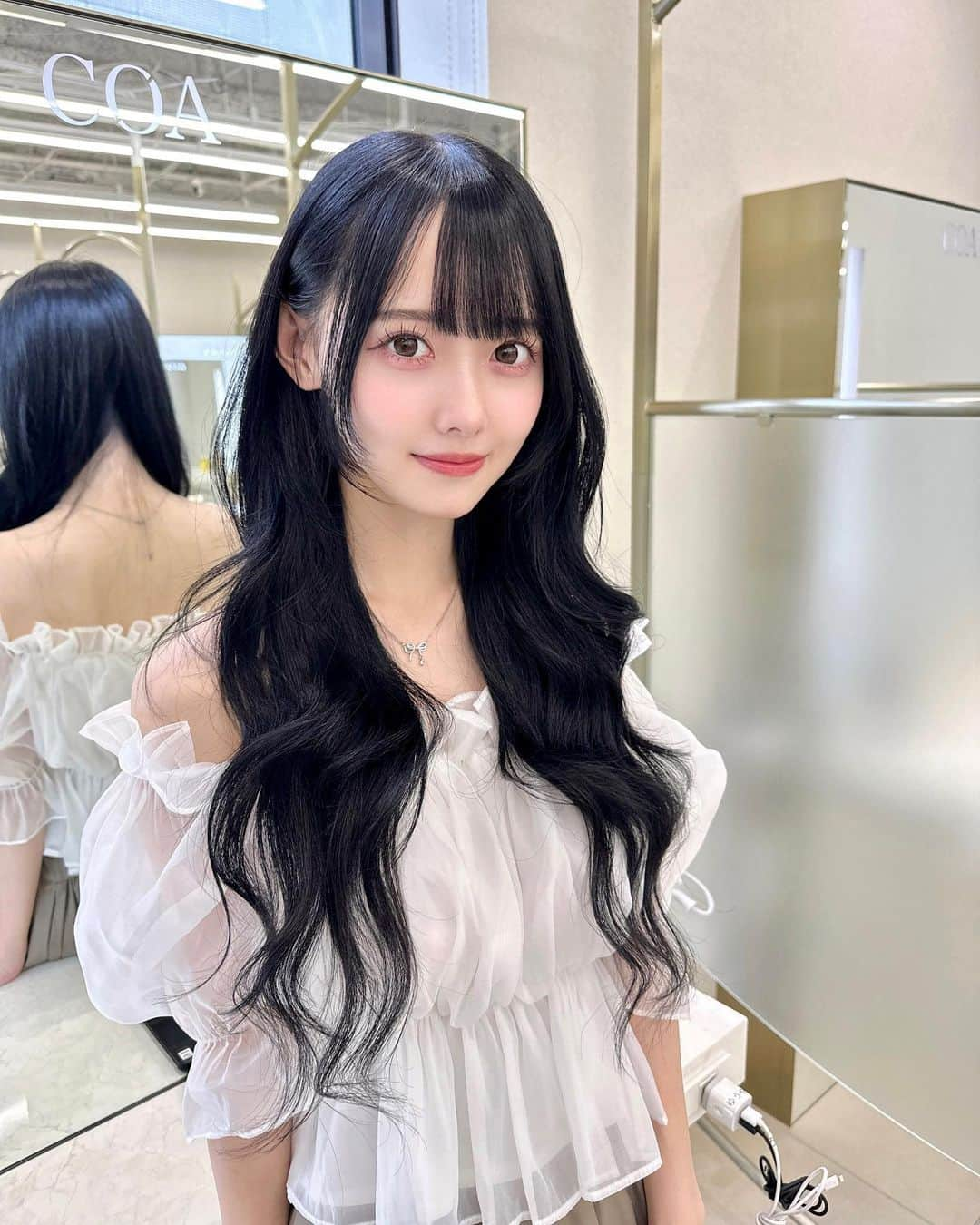 松本ももなさんのインスタグラム写真 - (松本ももなInstagram)「スーパーロングヘア好き？🎀ིིིིྀ  おおきいコテで巻いても ふわふわへあになってかわちぃだよ💕  #フレンチガーリー #Frenchgirly #清楚 #お嬢様  #GRL #グレイル #お姉さん #大人ヘア #ロングヘア #高嶺のなでしこ #girly #ブルーブラック #透明感 #地毛風 #透明感カラー #黒髪 #黒髪ロング #takanenonadeshiko」9月22日 23時09分 - momona.1012