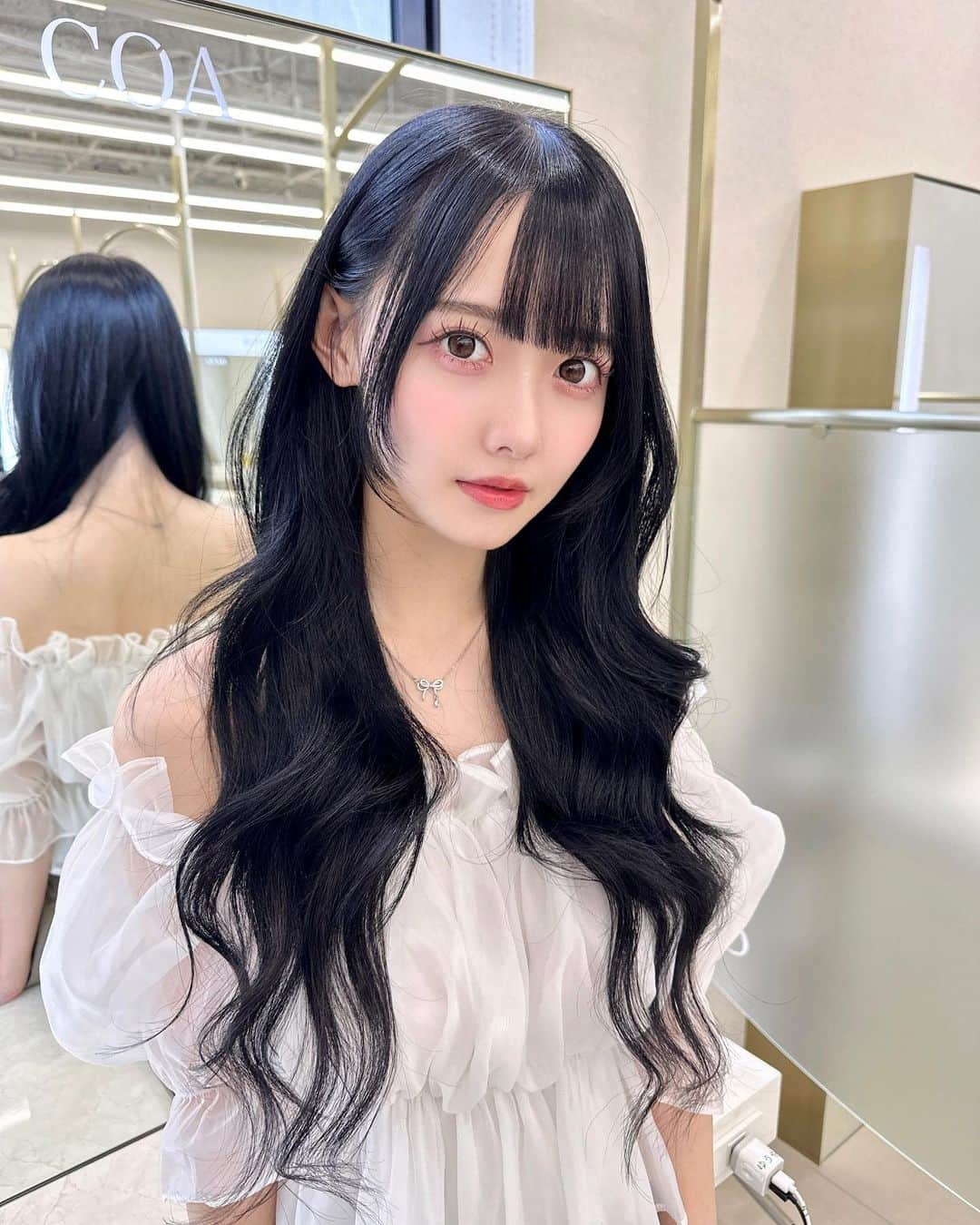 松本ももなさんのインスタグラム写真 - (松本ももなInstagram)「スーパーロングヘア好き？🎀ིིིིྀ  おおきいコテで巻いても ふわふわへあになってかわちぃだよ💕  #フレンチガーリー #Frenchgirly #清楚 #お嬢様  #GRL #グレイル #お姉さん #大人ヘア #ロングヘア #高嶺のなでしこ #girly #ブルーブラック #透明感 #地毛風 #透明感カラー #黒髪 #黒髪ロング #takanenonadeshiko」9月22日 23時09分 - momona.1012