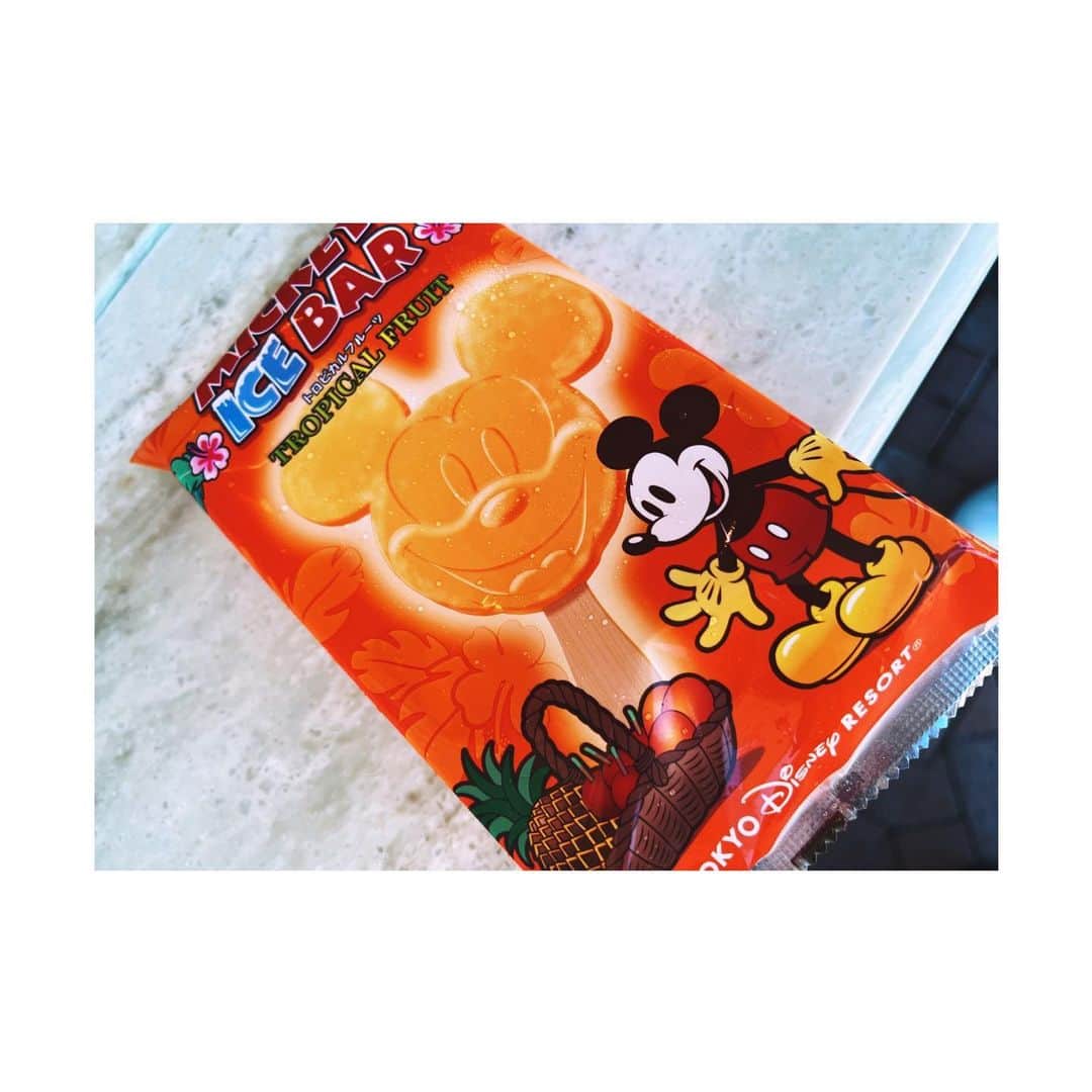 神田莉緒香のインスタグラム：「--- 夏の思い出。 ひさしぶりに食べた。  . #ミッキーアイスバー」