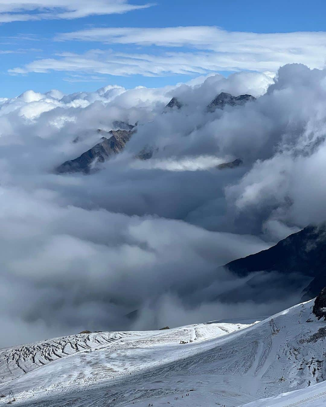 佐々木明のインスタグラム：「Just beautiful view 🇨🇭 まるでおとぎの国☁️⛰️  コレは毎日目が見開く絶景。 やっぱり現役復帰して良かった こんな事でも無ければまたこうしてヨーロッパでの 生活は生まれてなかったですもん。  幸せを噛み締めてる毎日です  It feels like a Disney land ☁️⛰️ This breathtaking view never fails to open my eyes every day. I'm glad I made a comeback and returned to Alpine ski racing😊thank you for everyone 🙏  #swiss #switzerland #alps  #saasfee #glacier #スキー　 #山登り #山 #山スタグラム #山が好き  #雪 #雪景色 #雪山  #自然  #自然が好き #自然に感謝  #旅行 #ヨーロッパ旅行 #旅行好き #旅 #旅スタグラム #旅好き」