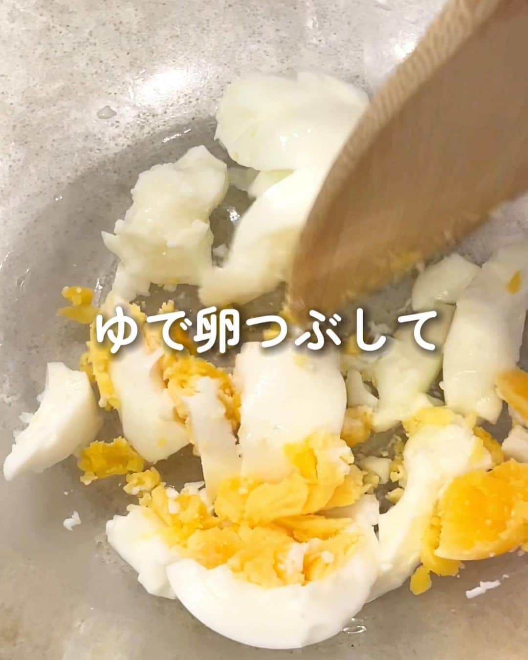 伊賀るり子さんのインスタグラム写真 - (伊賀るり子Instagram)「低糖質レシピは @ruriscooking  【食べ痩せ！人参と卵のサラダ】 食物繊維たっぷりで抗酸化作用のある人参がもりもり食べられる簡単サラダ💛ダイエットのためだけでなく、健康維持のためにも食べておきたい一品です👩‍🍳  材料（2人分） 人参 150g ゆで卵　1個 マヨネーズ　大さじ2と小さじ1 塩　ひとつまみ 砂糖　ひとつまみ レモン汁　適量 ブラックペッパー　適量  1.人参をスライサー等で千切りにして、塩で揉んで水気を切っておく 2.ゆで卵を荒く潰し、人参・マヨネーズ・レモン汁・砂糖・ブラックペッパーを加えて和える 3.器に盛り、仕上げに追いブラックペッパーをかけたら完成！  ＼食べて痩せる／ 週末外食しても158cm44kgキープ！ 料理研究家の低糖質おうちごはんレシピ @ruriscooking   #人参レシピ #卵レシピ #簡単レシピ #節約レシピ #時短レシピ #おつまみレシピ #ダイエットレシピ #低糖質レシピ #糖質制限レシピ #つくりおき #つくりおきレシピ #マヨネーズレシピ #低糖質 #糖質制限 #ダイエット #にんじんレシピ #サラダレシピ」9月23日 8時38分 - ruriscooking