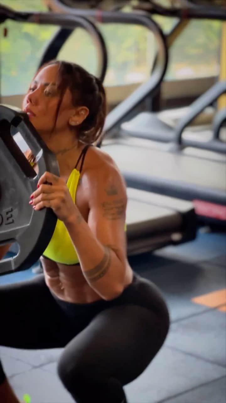 ソニア・イサーザのインスタグラム：「SI BUENAS!🙆🏽‍♀️ . Hoy tocó pierna de nuevo con @jonjamescano en @aefitnessclub  vídeo by: @pachothecoach」