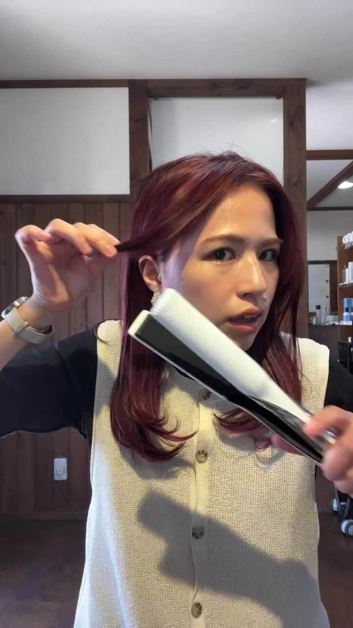 脇田明日香のインスタグラム：「▶中途半端な長さの前髪を ふんわりセンター分けにする方法 ▶15秒で出来るゴム１本のまとめ髪 ▶ご質問のAnswer ▶最後は帽子に合うツインテールアレンジ  前髪のカールいつも左右対称にならない！失敗しちゃう！ という方は、後半の所見てくださいね👀  ツインテールの失敗しないコツも 目からウロコの方法です👀  ロックオイルは10月中旬にパッケージがオシャレにリニューアルするみたいです✨️  LOOPボタニカルバター(キンモクセイ)は、明日までオンライン販売してます🌼 ※個数限定なのでなくなり次第終了。 ※期間限定で来月の販売が最後で、一年中は販売しない予定です。 ※購入は、期間中のストーリーズのURLから公式サイトにいけます。」