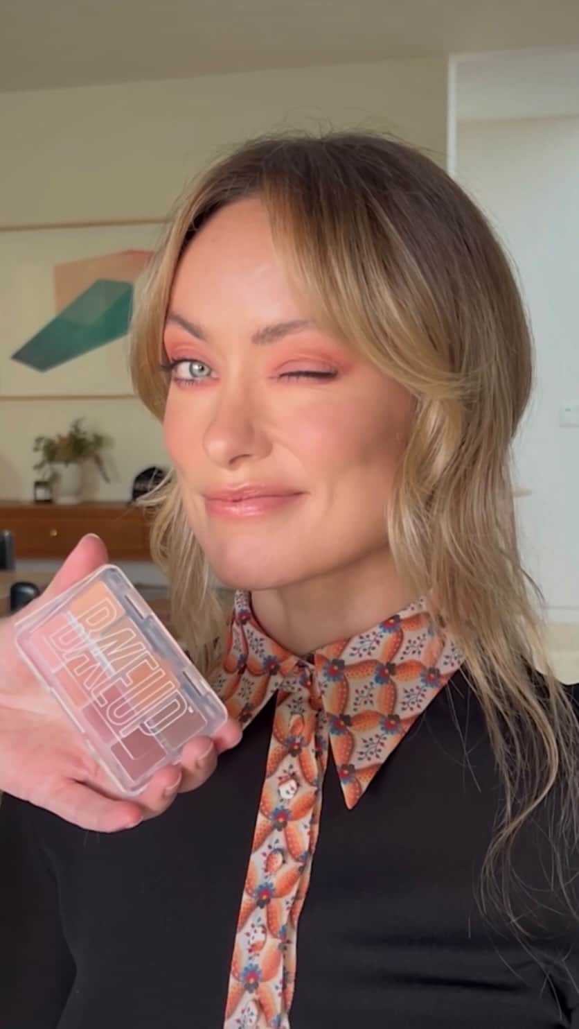 JO BAKERのインスタグラム：「O L I V I A • W I L D E 🇺🇸 Warm, cosy, seductive tones… on #oliviawilde last night. A classic #roseecrinpowderblush @welovecoco lip #muse lipgloss @lisaeldridgemakeup and a @bakeupbeauty 2024 sneak peak 👀✨‼️ Style @karlawelchstylist  Hair @barbdoeshair  Makeup by me #jobakermakeupartist using the above ❤️ #makeupoftheday #makeup #makeupartist #makeupaddict #makeuplover #makeuplook #autumnmakeup #fallmakeup #makeuptutorial #makeuplooks #warmtones #cozy #cosy」