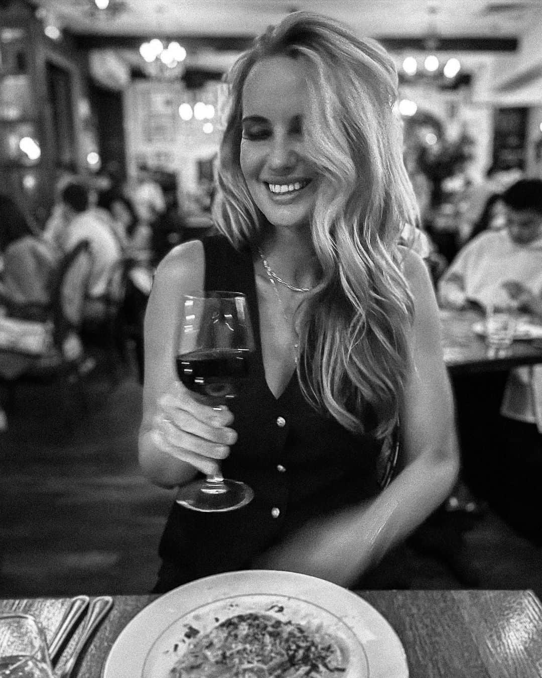 サマンサウィルスのインスタグラム：「The absolute nicest people in New York have to be the team at @olioepiu   A beautiful night in the West Village, eating delicious pasta dishes (Spinach and Ricotta ravioli in brown sage butter & the Spaghetti Carbonara with chilli oil) and a glass of red (annnnd a Nutella Calzone for dessert just for good measure!)   Keeping that dolce vita life going long after the holiday!   Pretty sure my DNA would show up as 110% pasta and cheese at this point! 🍝  {gifted experience}」