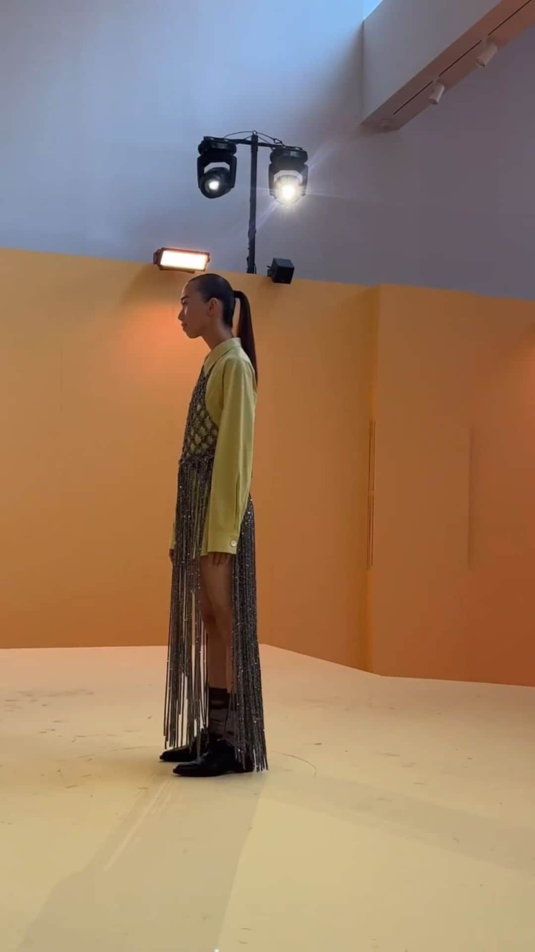 Fashion Weekのインスタグラム：「A gentle respite at #FabianaFilippi SS24. Set to a special performance choreographed by Yoann Bourgeois, the Lucia De Vida-led collection leaned into the space between precise tailoring and flamboyant adornments with each strategic feather and tassel. “A new blossoming, under everybody’s eyes,” – as the brand put it.   Video courtesy of @eyesmag」
