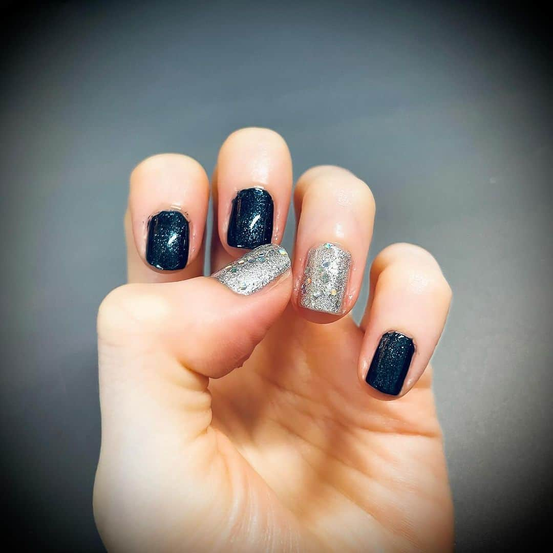 ナノのインスタグラム：「My self-nails for today's gig💅✨  So ready to Rock on❤️‍🔥」