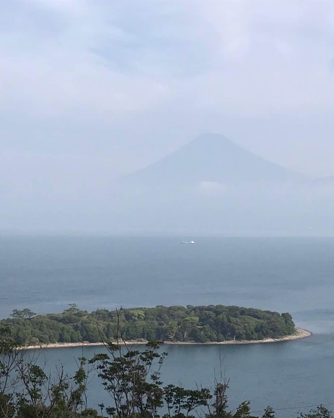 金城真央さんのインスタグラム写真 - (金城真央Instagram)「おはようございます☀️ 今朝もプレミアム歌謡ショー見て頂けましたか❓  今週は対談のお仕事で西伊豆までお邪魔しておりました☺️ 本当は窓から富士山が見えるコテージらしいのですがあいにくの霧でなかなか見えず... 朝にチラッと姿を見せて貰えました🙌  9月半ばだと言うのに毎日の暑さ... どうにかなんないかな💦💦」9月23日 8時51分 - kaneshiromao
