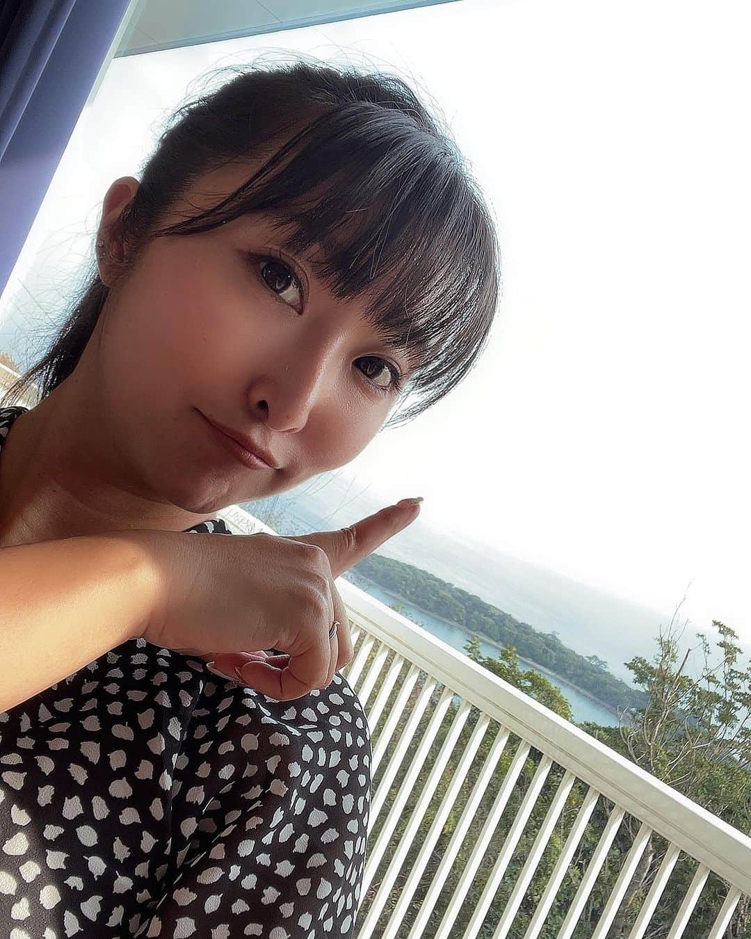 金城真央のインスタグラム：「おはようございます☀️ 今朝もプレミアム歌謡ショー見て頂けましたか❓  今週は対談のお仕事で西伊豆までお邪魔しておりました☺️ 本当は窓から富士山が見えるコテージらしいのですがあいにくの霧でなかなか見えず... 朝にチラッと姿を見せて貰えました🙌  9月半ばだと言うのに毎日の暑さ... どうにかなんないかな💦💦」