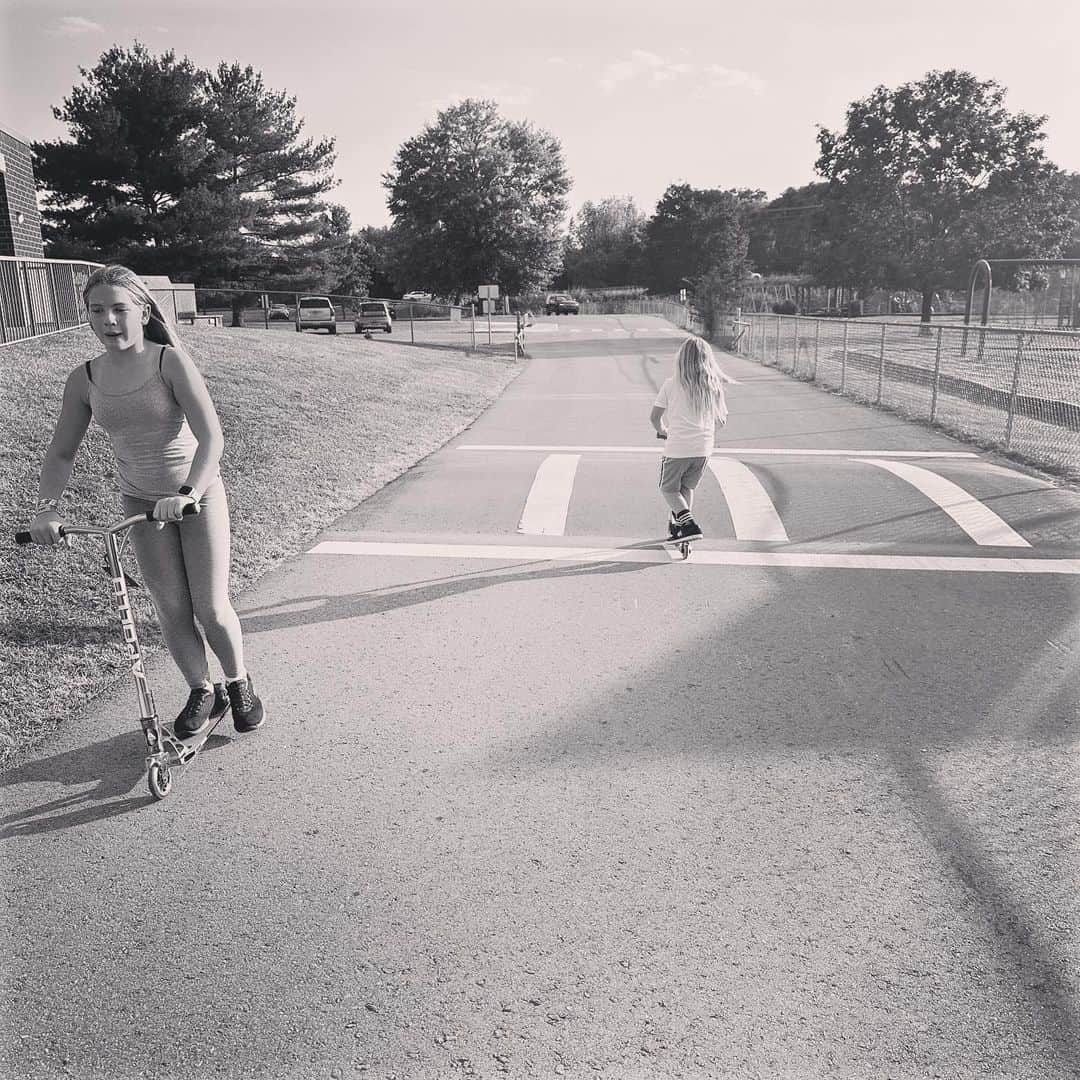 P!nk（ピンク）さんのインスタグラム写真 - (P!nk（ピンク）Instagram)「Days off in Nashville, get me outside. Crash an elementary play ground, make two kids smile. Soccer games and fireflies, Franklin nights. Good times.」9月23日 8時54分 - pink