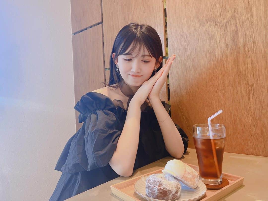 長谷川里桃のインスタグラム：「⁡ ⁡ 夏の思い出カフェタイム👒ꕀ꙳ ⁡ ⁡ だいすきなドーナツ屋さんにいきました🍩🫶🏻 ふわもち、もちふわ。。 噛み締めながら食べました🤤 ⁡ みんなは今年の夏なにかできたかな¨̮」