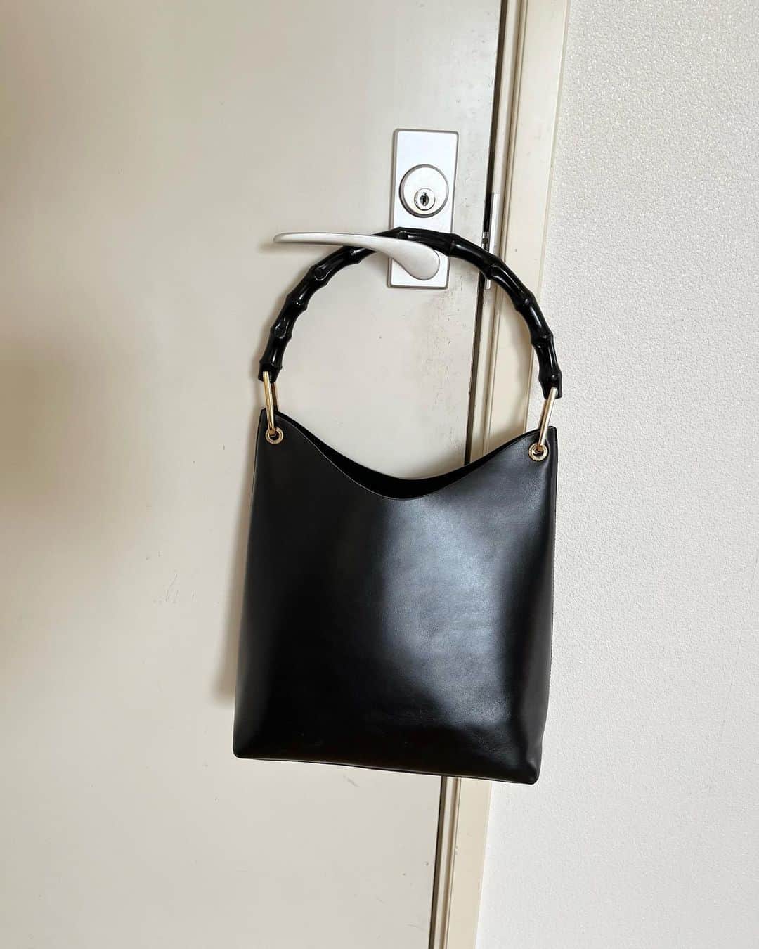 高見恭子さんのインスタグラム写真 - (高見恭子Instagram)「あなたのbagには、何が入ってる？愛、希望、約束、そのすべての未来？  #bag#baglover  #bagmania #bagphoto  #fashion #fashionphoto  #lovefashion  #totebag  #lifeisbeautiful  #simplefashion  #smile #love」9月23日 9時07分 - takami_kyoko