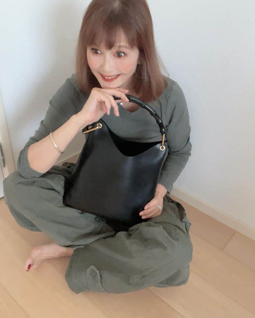 高見恭子さんのインスタグラム写真 - (高見恭子Instagram)「あなたのbagには、何が入ってる？愛、希望、約束、そのすべての未来？  #bag#baglover  #bagmania #bagphoto  #fashion #fashionphoto  #lovefashion  #totebag  #lifeisbeautiful  #simplefashion  #smile #love」9月23日 9時07分 - takami_kyoko