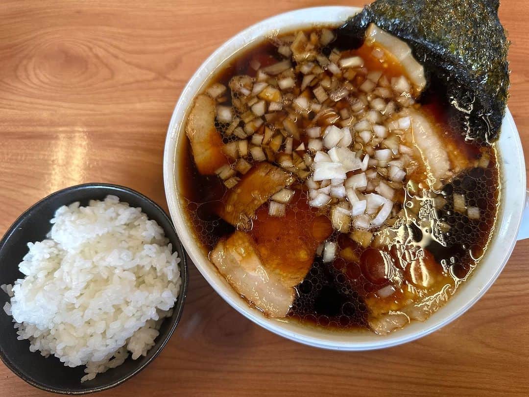 林克治のインスタグラム：「えびす家さん！  定期摂取したくなる黒えびすチャーシュー麺！ 房州人は定期的に竹岡式ラーメンを胃袋に入れたくなります！  #えびす家 #黒えびすらーめん #生麺 #美味杉謙信 #南房総市 #千倉町千田」