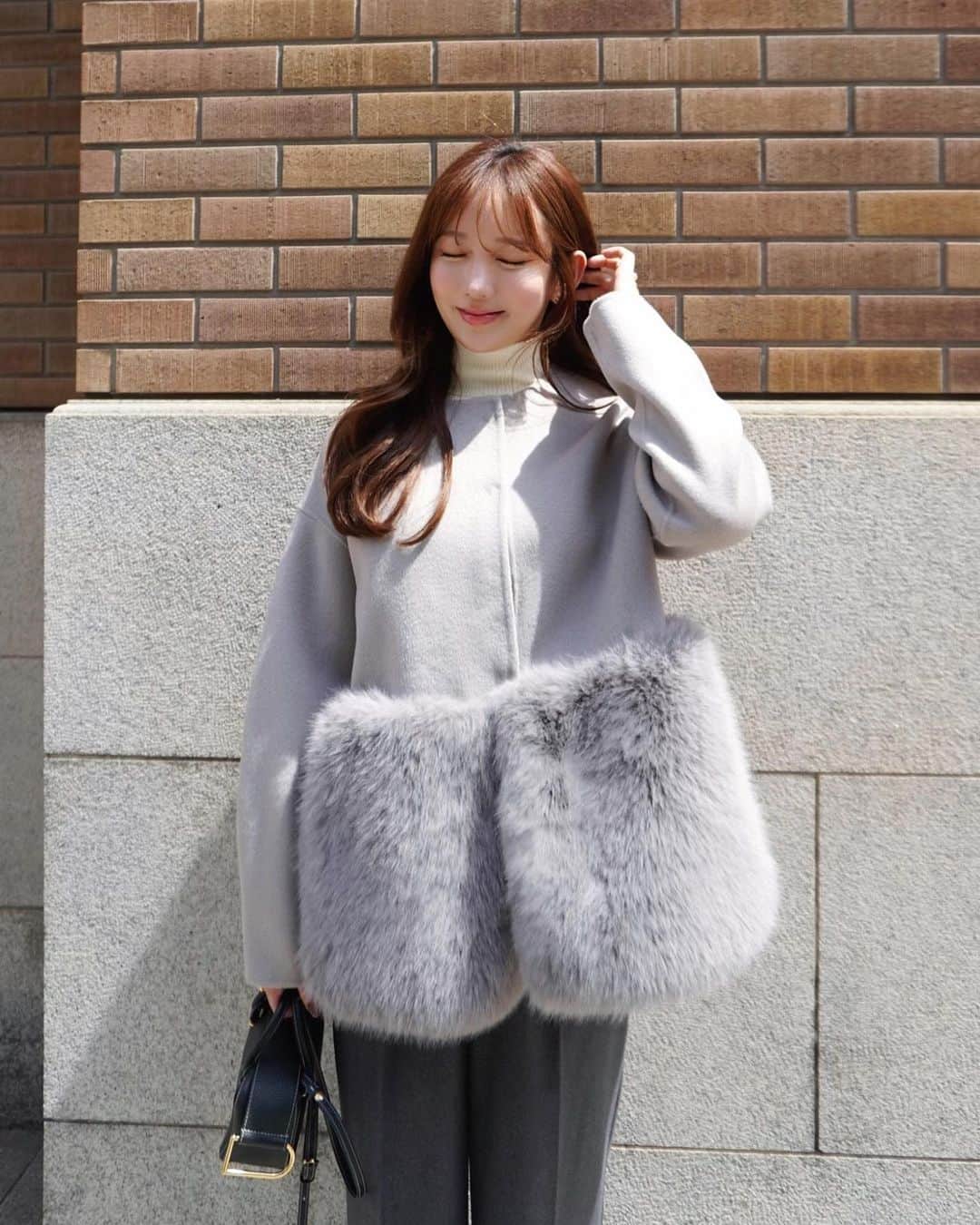 のインスタグラム：「☁️☁️☁️ おはようございます♡ ⠀ @_hyeon_jp  POPUPでも大人気のriver fur coat. ふわんふわんのボリュームファーが可愛くて、取り外し可能なところも人気なコート。 特にgreyが人気🩶 この他にない絶妙なニュアンスグレーの色味が大人っぽくて、羽織るだけで今っぽくオシャレに仕上げてくれる❄️ 使いやすいblack、女性らしいwhite、どのカラーもオススメすぎて、お客様と毎回悩む店員💭(私 私はきっとgreyを買う。all greyが大好きだから🦛🩶 ⠀ さて今日も店頭で皆さまのお越しを楽しみにお待ちしております💁🏼‍♀️✨ ⠀ ____________________ ⠀ ISETAN SHINJUKU POPUP STORE 本館2F センターパーク/ ザ・ステージ＃２ 9/20(wed)- 9/26(tue) 10:00-20:00」