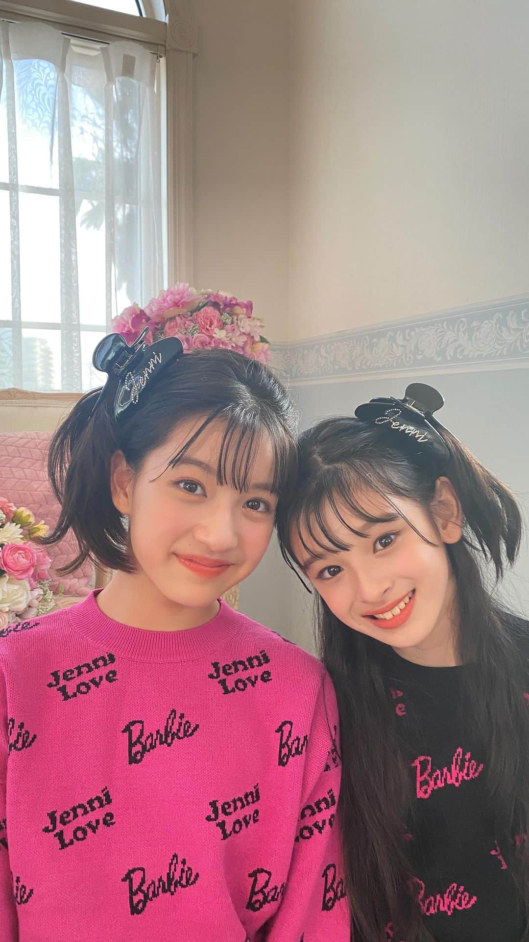 のインスタグラム：「アニバーサリーヘアクリップ発売🎉🎁🎂🩷  前からも見えるように使うのがオススメだよ💫💫 もちろん後ろでまとめるのもかわいい🥰  ママも使えるデザインです🩷  #jennilove  #ジェニィラブ  #川瀬翠子  #末永ひなた #ニコプチ #anniversary  #10周年」