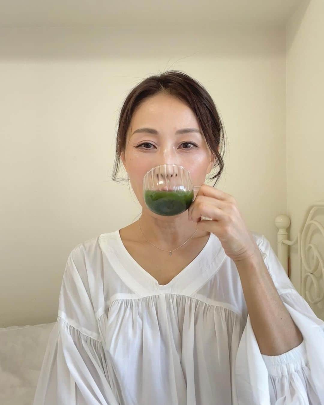 宮田綾子さんのインスタグラム写真 - (宮田綾子Instagram)「青汁始めました🌱新日本製薬さんの「Wの健康青汁」 青汁と聞くと苦いのかなというイメージがあったのですが、これはとってもスッキリとしていて飲みやすく美味しくて、かなり気に入ってしまいました💚 抹茶風味で食事の時にも合うし、ほっと一息つく休憩タイムにも良いですよ🍵 1回分ずつ個包装になっていて、お水に溶けやすいのでスプーンでかき混ぜるだけで簡単に飲めます♩  エラグ酸が入っているので肥満気味の方の体重や内臓脂肪の減少をサポートしてくれるらしい👀 そしてGABAは高めの血圧を下げてくれるので私の母にもぜひすすめたいです！  本当に年齢を重ねるほどに健康第一をひしひしと実感、体に良さそうだなと思うものはつい試したくなります😹 「Wの健康青汁」お気に入りのひとつになりました🌱 ストーリーズにも貼っておきますのでチェックしてみてください @ayako__miyata ←👈  #pr #wの健康青汁 #Fun_and_Health #新日本製薬 #青汁 #エラグ酸 #GABA #アラフィフ美容 #アラフォー美容 #健康生活 #健康第一」9月23日 9時05分 - ayako__miyata
