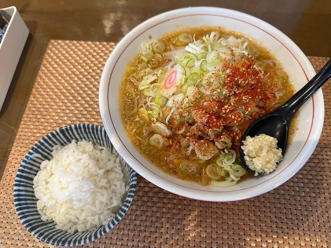 のインスタグラム：「館山ラスカルさん！  定期摂取したくなる辛い中華そば(小)！ 太麺をワシワシ食べ進む感覚が病みつきになります！  #館山ラスカル #館山市 #辛い中華そば #ねぎトッピング #ニンニク普通 #麺硬め #太麺 #ワシワシ食べる #美味杉謙信」