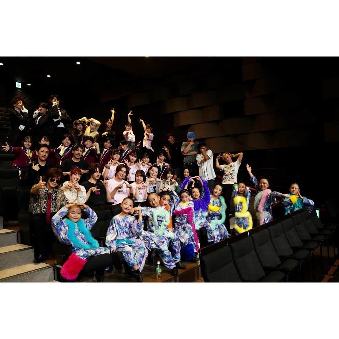 立石俊樹さんのインスタグラム写真 - (立石俊樹Instagram)「少し時間が経ちましたが ミュージカル「浜村渚の計算ノート」 ここまでご観劇、応援してくださった皆さんありがとうございました！！  最後の3公演は惜しくも叶いませんでしたが 福岡、大阪、名古屋、東京と各地で全15公演 素敵なスタッフの方々、共演者の方々と この作品を届けられたこと幸せに思います！！  そして何よりいつも楽しみにしていてくださった皆さんありがとうございます！！！  最終日に撮れなかった人と撮ろうと思ってたんですけど 楽屋片付けの日に撮れたユカイさんとまりさんのお2人と🎉あとは皆さんのインスタに載っています👌  そして劇中で最も好きな曲の写真を最後に持ってきました！ "さくらんぼの計算ノート"  ♪さくらんぼの計算ノート もう一度　振り返ろう 間違えたっていいよ また次のページへ 誰かのために何かを いつか来るその日まで 繋げたいそう願う気持ち 届いてほしいから  この作品で得たもの。また次に活かして頑張りたいと思います！！本当にありがとうございました⭐️」9月23日 9時12分 - toshiki_tateishi