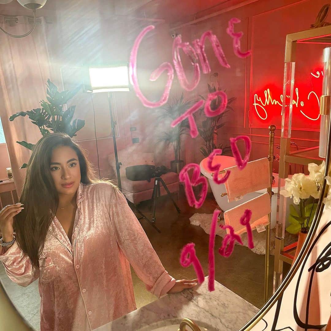 アリー・ブルックのインスタグラム：「One week 💋 #GoneToBed  Swipe to hear the snippet I shared on my IG broadcast channel yesterday.. but if you want to hear more, head over to my TikTok channel 👀」