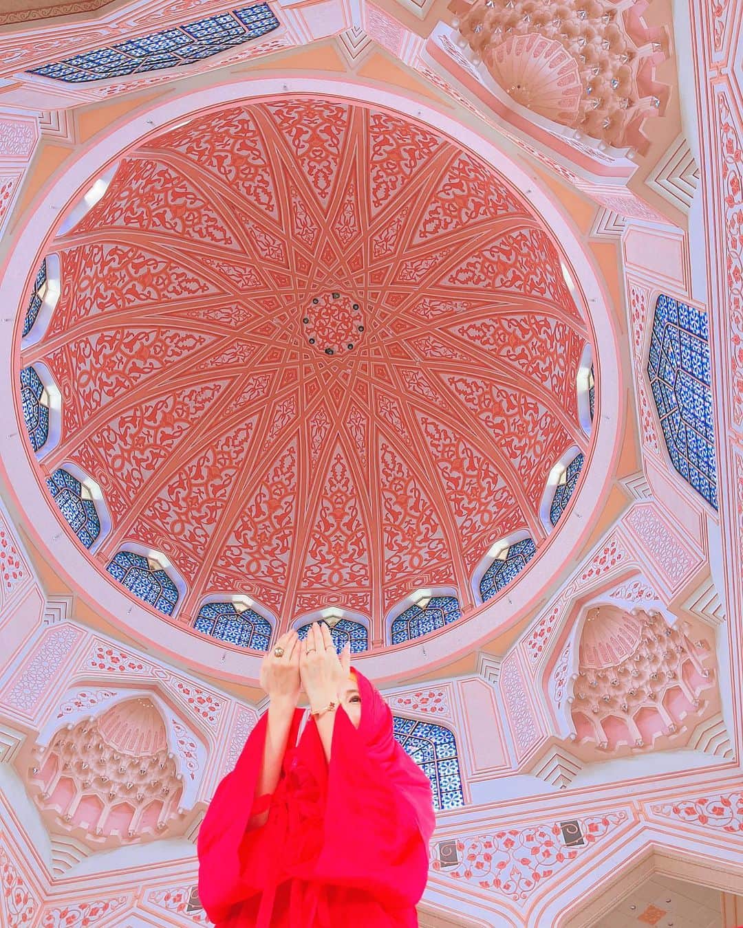 住谷杏奈さんのインスタグラム写真 - (住谷杏奈Instagram)「･ ちょっとキメ顔でポーズかましちゃってすみません🧕😂 ･ ･ ピンクモスクの中に入るとこんな感じです💗🕌 ･ ･ 天井を見上げるとピンクのアラベスク模様の美しいドーム🪩 圧巻です🫧 ･ ･ 観光客でも手前までなら入れてもらえます🙆‍♀️ ･ ･ スタッフの方達がとても優しく 写真を色んな角度から撮ってくれたり、 ちょっと待っててねって日本語で書いてある本を たくさん持ってきてくれたり📚 ･ 私は世界の歴史が好きなので 読んだことのある本もいくつかありました📕 ･ ･ ここでお祈りする時は 手と手をあわせるのではなく🙏🏼、 手の平を顔に向けて横並びにするそう🤲 ･ 合掌のポーズやアーメンのポーズで 写真を撮っていた観光客の方は スタッフさんに注意されて 写真は削除させられていたので、 要注意かもしれません⚠️ ･ ･ ･ ピンクモスクの周りには、 お土産屋さんがあったり、 フードコートがあったり、 船乗り場があったりするので、 早めの時間に行ってプラプラ観光するのも楽しいかもです🙆‍♀️ ･ ･  #putramosque#pinkmosque  #putrajaya#malaysia#🇲🇾 #malaysiatravel#malaysiatrip  #mosque#ピンクモスク#🕌」9月23日 9時18分 - annasumitani