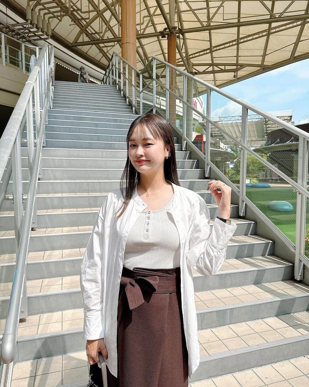 のインスタグラム：「⁡ ⁡ ⁡ ⁡ ⁡ ⁡ @urs_official の釦バックスリットチュニックシャツ ⁡ 一枚で着るのはもちろん ニットと重ねたレイヤードスタイルや羽織りとしての着用も◎ しかも背中のボタンデザインで後ろ姿までオシャレ😎🎵 ⁡ まだまだ暑いけど🥵日焼け対策にも◎ ストライプも可愛いから追加しちゃおかな〜 ⁡ ⁡ ⁡ #urs #ユアーズ #urs_styling #urs_official #タイアップ #釦バックスリットチュニックシャツ」