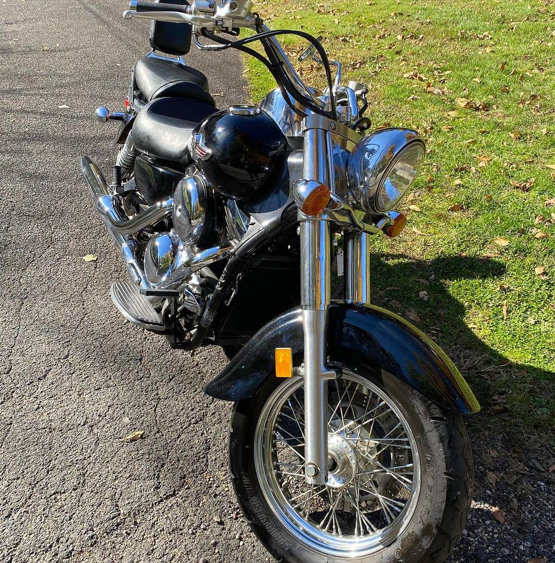 キャロル・ラドジウィルさんのインスタグラム写真 - (キャロル・ラドジウィルInstagram)「It's the end of an era! My dad is selling his last motorcycle.  (That's me 2nd from right) 🏍️🏍️🏍️ Whoever gets this gem must  take me for one last ride.   2006 Kawasaki Vulcan 1500 Classic -- Garage kept -- Excellent condition -- Complete tuneup in 2022 Mileage: 8,040 Price: $3,500 (incl. me)  DM me directly **SERIOUS INQUIRY ONLY.**  #motorcycle #bikelife」9月23日 9時28分 - caroleradziwill