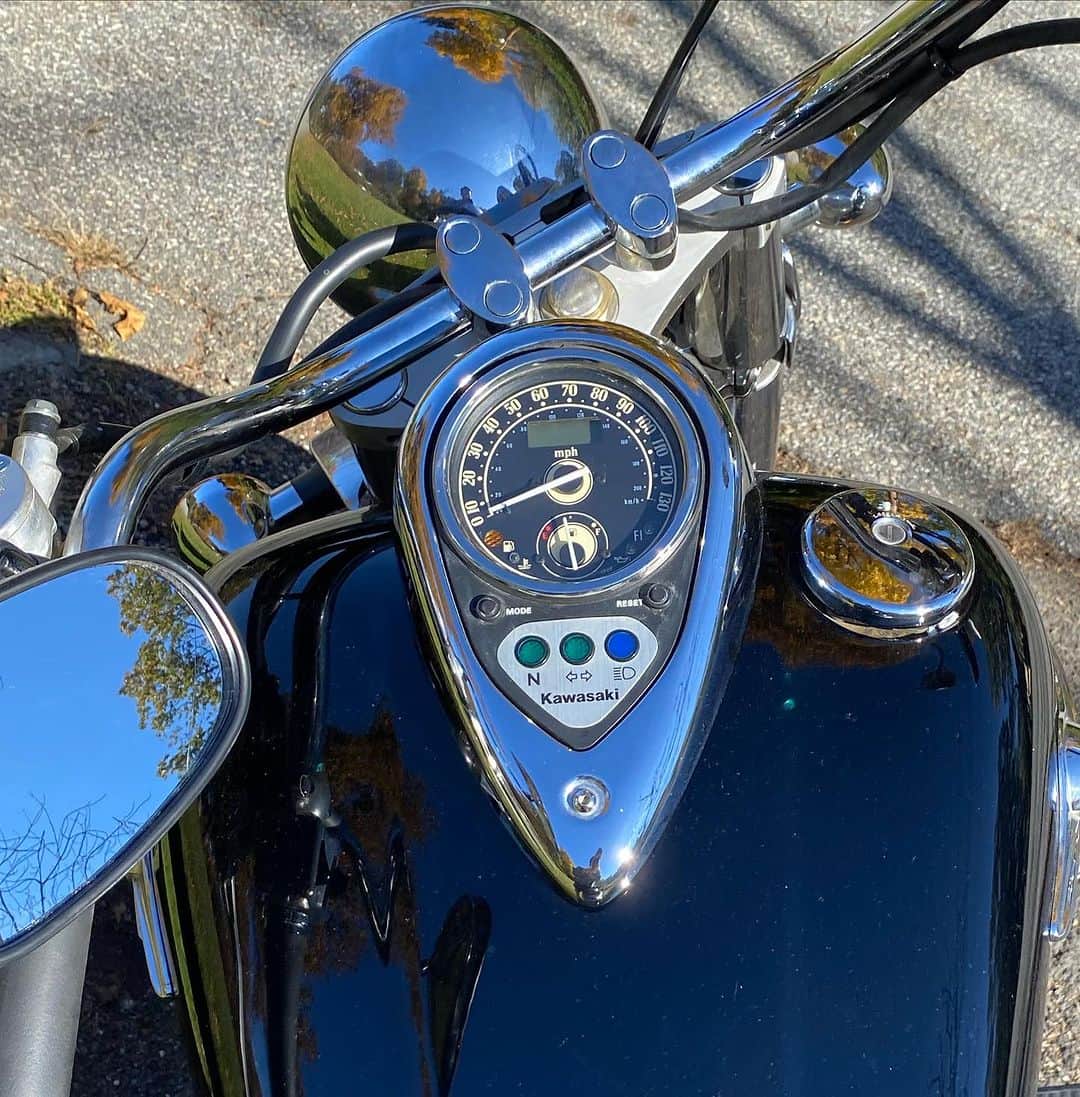 キャロル・ラドジウィルさんのインスタグラム写真 - (キャロル・ラドジウィルInstagram)「It's the end of an era! My dad is selling his last motorcycle.  (That's me 2nd from right) 🏍️🏍️🏍️ Whoever gets this gem must  take me for one last ride.   2006 Kawasaki Vulcan 1500 Classic -- Garage kept -- Excellent condition -- Complete tuneup in 2022 Mileage: 8,040 Price: $3,500 (incl. me)  DM me directly **SERIOUS INQUIRY ONLY.**  #motorcycle #bikelife」9月23日 9時28分 - caroleradziwill