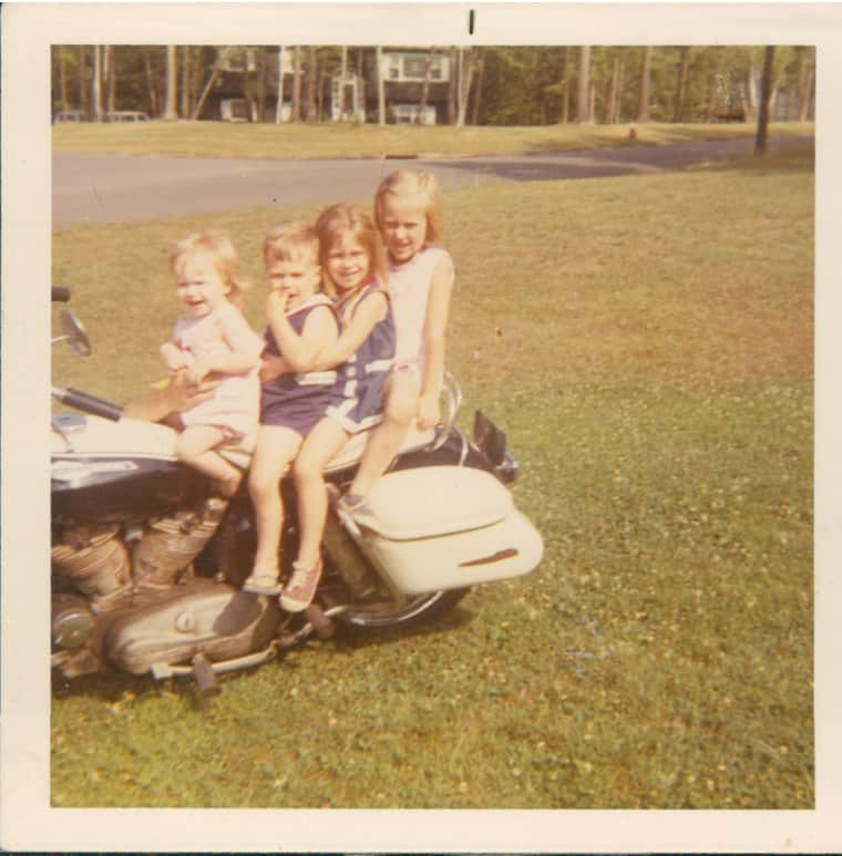 キャロル・ラドジウィルのインスタグラム：「It's the end of an era! My dad is selling his last motorcycle.  (That's me 2nd from right) 🏍️🏍️🏍️ Whoever gets this gem must  take me for one last ride.   2006 Kawasaki Vulcan 1500 Classic -- Garage kept -- Excellent condition -- Complete tuneup in 2022 Mileage: 8,040 Price: $3,500 (incl. me)  DM me directly **SERIOUS INQUIRY ONLY.**  #motorcycle #bikelife」