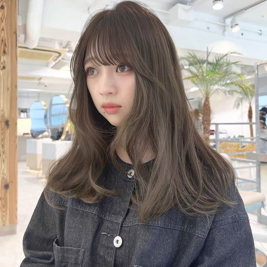 古賀美紀のインスタグラム：「#ブリーチなし でできる  「 #オリーブベージュ ❤︎」  現在の明るさより明るくしたい方、地毛からのカラーのお客様はダブルケアカラー  選択お願いします♡  【set menu】 ♡前髪カット＋ケアカラー ¥14000~  ♡バングカット顔周り＋プレミアムケアカラー ¥16200~  ♡カット＋ケアカラー ¥16100~  ♡カット＋プレミアムケアカラー¥18300~  ♡カット＋ダブルケアカラー ¥25300~  ♡ケアカラー＋トリートメント　¥18400~  ♡プレミアムケアカラー＋トリートメント　¥20600~  ※top stylist指名料＋500 ※カットなしのメニューの場合 シャンプーブロー代¥2700 ※学割10%off  〜はレングス料金含む」