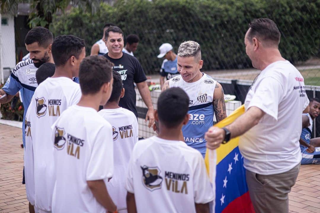 トマス・リンコンさんのインスタグラム写真 - (トマス・リンコンInstagram)「Um encontro venezuelano no CT Rei Pelé! Valeu pela tarde especial, #MeninosDaVila! 👊🇻🇪  📸 @RaulBaretta_Photo / Santos FC」9月23日 9時33分 - tomasrincon8