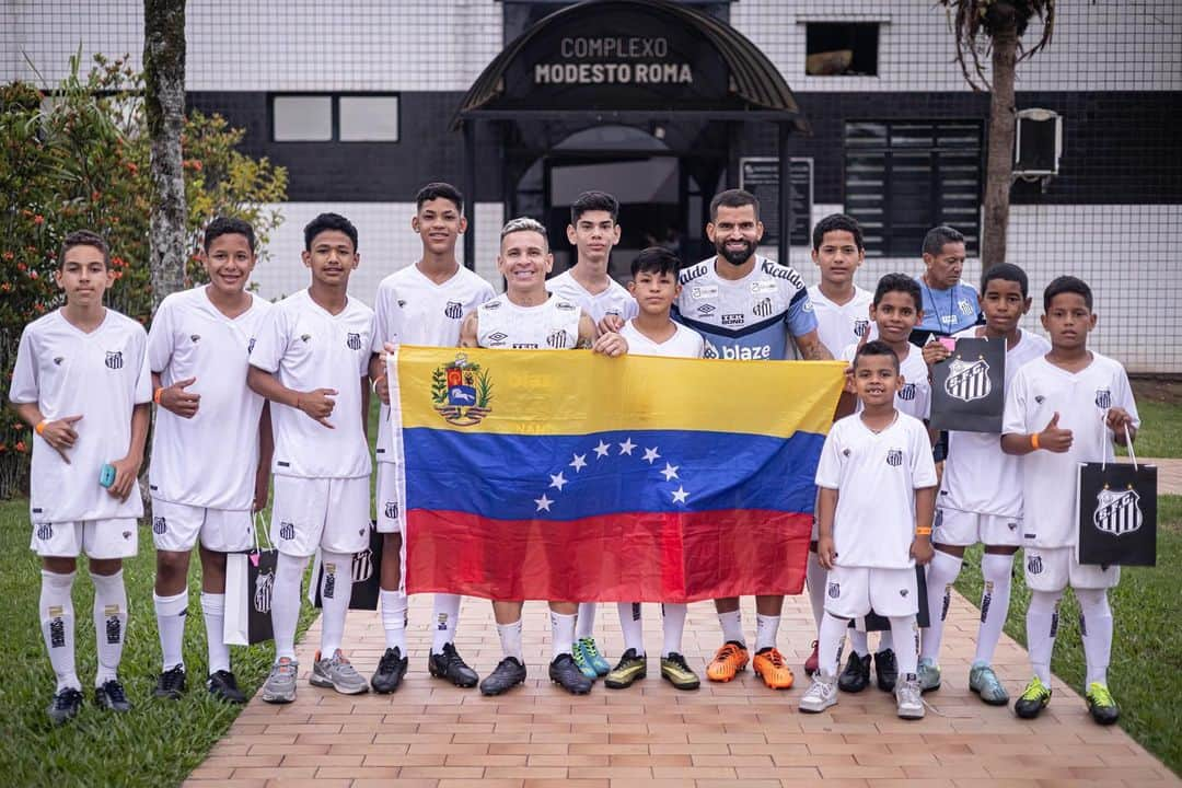 トマス・リンコンのインスタグラム：「Um encontro venezuelano no CT Rei Pelé! Valeu pela tarde especial, #MeninosDaVila! 👊🇻🇪  📸 @RaulBaretta_Photo / Santos FC」