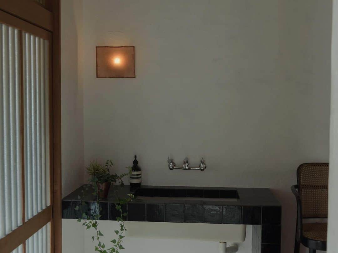 惟本康明 / yasuaki yoshimotoさんのインスタグラム写真 - (惟本康明 / yasuaki yoshimotoInstagram)「#interior #artwork #walllamp #design #interiordesign #contemporarydesign  #インテリア #ウォールランプ」9月23日 9時35分 - md2v