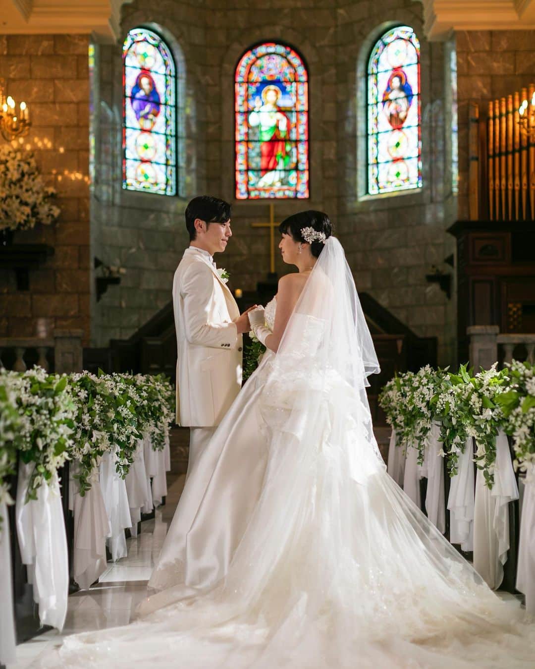 長崎ロイヤルチェスターホテルさんのインスタグラム写真 - (長崎ロイヤルチェスターホテルInstagram)「本格大聖堂チャペル、美しいステンドグラスとパイプオルガンの音色。 どれもがおふたりの結婚式を引き立てること間違いなしです⭐︎  #wedding #weddingdress #大聖堂チャペル #本格的 #チャペル挙式 #ステンドグラス #パイプオルガン #タキシード #ロイチェ #ロイチェウェディング #ロイチェ婚 #長崎結婚式 #長崎花嫁 #長崎花嫁さんと繋がりたい #ブライダルフェア #プレ花嫁 #日本中の花嫁さんと繋がりたい」9月23日 9時38分 - nagasakirch
