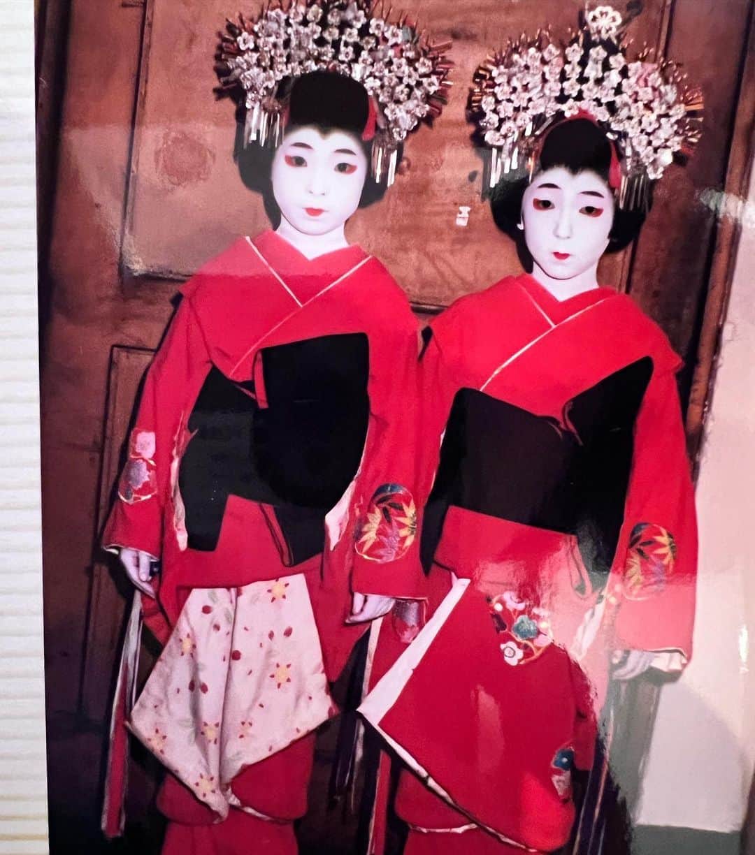 小林香織さんのインスタグラム写真 - (小林香織Instagram)「市川猿翁さん(三代目猿之助)が先日他界されました。 とうとうこの日が来てしまったのですね…。 ⁡ ⁡ 中学受験前まで、子役をやっていた私は、三代目猿之助さんの歌舞伎「伊達の十役」、スーパー歌舞伎「ヤマトタケル」に出させて頂き、小学生にして歌舞伎の魅力、芸事のhow to、ステージの上に立つ人間の作法を学ばせて頂きました。 ⁡ 今でも澤瀉屋の役者さんと仲良くさせて頂き、歌舞伎鑑賞は、初心に帰る芸術鑑賞の1つであります。 ⁡ 革命を起こしてきた異端児、 ⁡ どの時代もどのジャンルも、こういうレジェンドを超える人は居ない程、歴史に名を残す歌舞伎役者でした！ ⁡ ご冥福をお祈り致します。 ⁡ ⁡ 家事、子育てをしながら毎日、歌舞伎座、新橋演舞場までケアをしてくれた母にも改めて感謝です。 ⁡  (※投稿は「伊達の十役」の写真で、「ヤマトタケル」の時の写真が何故か見つかりません😭)  #市川猿翁 #市川猿之助 #三代目市川猿之助 #歌舞伎 #スーパー歌舞伎 #KABUKI #子役 #澤瀉屋  #RIP #restinpeace #伊達の十役 #ヤマトタケル」9月23日 9時41分 - kaorindrums
