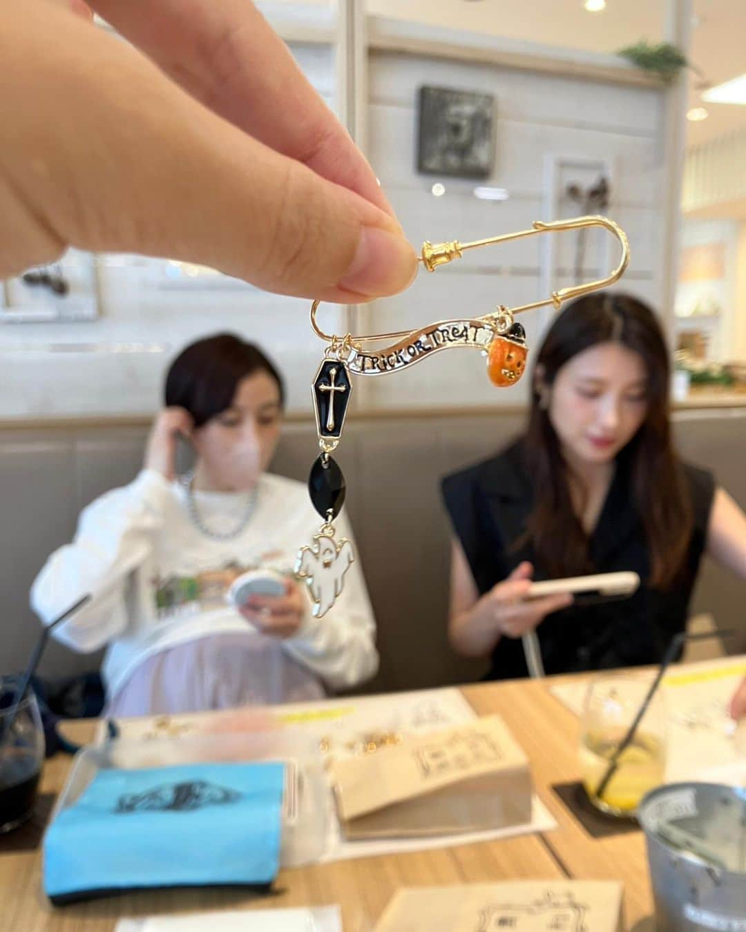 伊藤友里さんのインスタグラム写真 - (伊藤友里Instagram)「久しぶりに3人でアクセサリー作り💍🛠  私は「貼るだけ」をテーマにストーンやパールを使ってイヤリングや指輪バングル4作品できました✌️  私が没頭している間に えりーなはかわいいハロウィンブローチをさくさくと作りあげ🎃 これゆりさんたちにあげるー❣️と🥺✨  侑里ちゃんは材料選びで悩んでいて丁寧に作っているなあと思ったら これ誕生日プレゼント🎁と帰りに渡してくれて なんと私のために作っていてくれたのでした🥹🫶🫶  2人ともありがとう🥰 楽しかったなあ♪  #貴和製作所 #アクセサリー作り」9月23日 9時51分 - ito_yuri_official