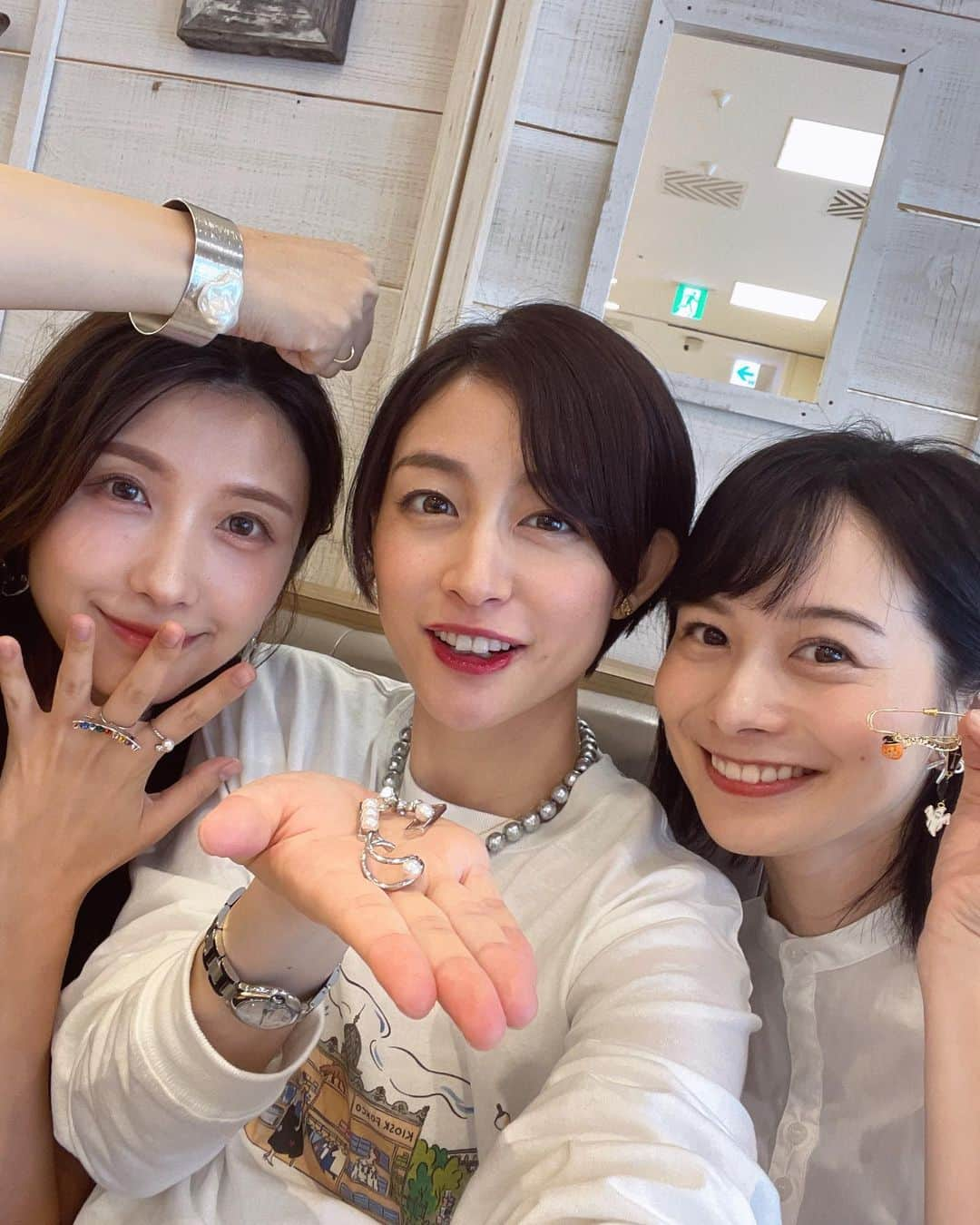 伊藤友里のインスタグラム：「久しぶりに3人でアクセサリー作り💍🛠  私は「貼るだけ」をテーマにストーンやパールを使ってイヤリングや指輪バングル4作品できました✌️  私が没頭している間に えりーなはかわいいハロウィンブローチをさくさくと作りあげ🎃 これゆりさんたちにあげるー❣️と🥺✨  侑里ちゃんは材料選びで悩んでいて丁寧に作っているなあと思ったら これ誕生日プレゼント🎁と帰りに渡してくれて なんと私のために作っていてくれたのでした🥹🫶🫶  2人ともありがとう🥰 楽しかったなあ♪  #貴和製作所 #アクセサリー作り」