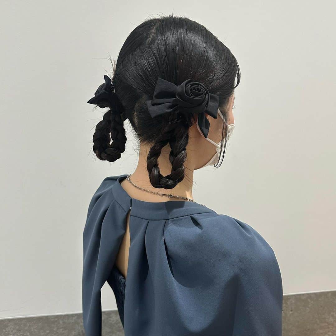 のインスタグラム：「ヘアアレンジ😻 結婚式やお出かけ前にもぜひ♡  #ヘアアレンジ #ヘアアレンジ簡単 #原宿美容師 #原宿美容室 #ヘアセット」