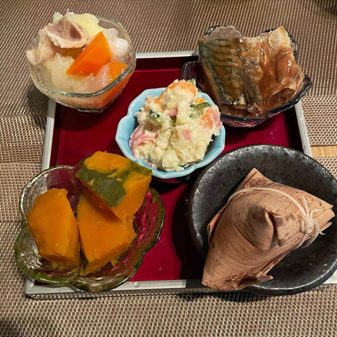 新井利佳のインスタグラム：「#おばんざい  美味しく楽しく 誕生を祝って頂きました♪  ありがとうございました☺️ ご馳走様でした❤️🙏🏻😌  明日はMorning Yogaですね〜 お天気も良さそうで良かった🙆🏻‍♀️  明日の朝 お会いしましょう🏟️🧘🏻‍♀️」