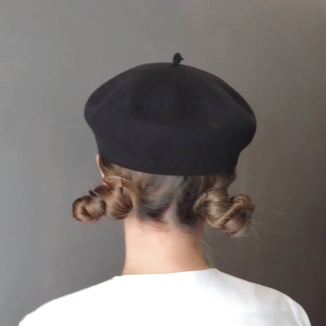 のインスタグラム：「ねじりへあ。 . . #ヘアアレンジ#hairarrange #ツイン #ベレー帽 #ヘアスタイル#ロングヘアアレンジ」