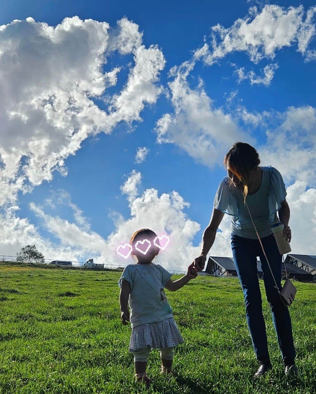 葵ゆりかのインスタグラム：「空も緑も綺麗だしいい写真😍 と思って見てたら、全部手にビール持ってた🍺笑  #やめられないとまらない #必須#まきば公園 #牧場　#羊　#🐏#🍺#子連れ旅行 #子連れ　#男の子ママ　#女の子ママ　#2kidsmama #わんこ　#わんことお出かけ　#犬バカ部　#mama #inustagram」