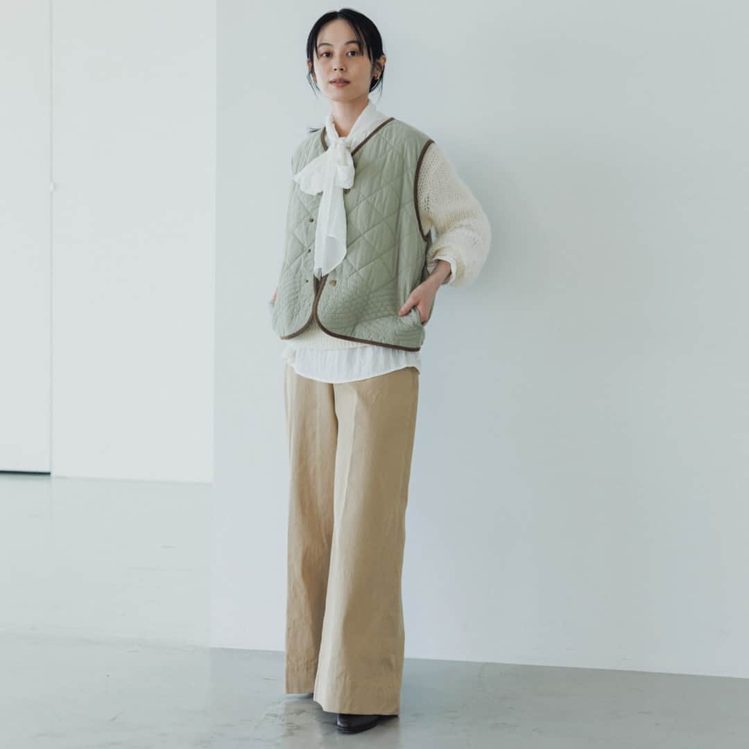 北欧、暮らしの道具店さんのインスタグラム写真 - (北欧、暮らしの道具店Instagram)「【当店だけのコラボ企画】 秋のオシャレを楽しみたくなる、 とっておきのキルティングベストができました！  - - - - - - - - - - - - - - - - -  本日紹介するアイテムは、 そんな秋の訪れがより楽しみになるような とっておきのコラボアイテム。 イラストレーターのよしいちひろさんと一緒につくった 「毎日着回したいキルティングベスト」が登場です！  よしいさんを当店のコンテンツや、 ご自身のSNSで見るたびに、 企画担当のプランナーはいつもしみじみ 「なんて楽しそうに洋服と触れ合うひとなんだろう」と感じ、 わたしももっと自由にオシャレを楽しみたい……！と 心ににちいさな炎が灯るような感覚があったのだとか。  そんな心躍る気持ちをお届けしたくって、 よしいさんといっしょに、 おしゃれが楽しくなるような キルティングベストをつくりました。  いつもの洋服の上からさっと羽織るだけでかわいくて、 コートの下に着ればアクセントにもなる。  これから3シーズン頼れるライトアウターです。  キルティングベスト、あたたかそうでいいけれど、 どうやって着よう…… そんな風に悩んでしまってもこれなら大丈夫。  いつもの洋服に羽織るだけでおしゃれが決まります。  スタンダードなボーダーのカットソーに 合わせてもいいですし、ニットの上から着ても◎  柄物を合わせるのもおすすめです。 1枚で着るにはそわそわしてしまう色や柄も、 ベストを合わせればぐんと着やすくなるんです。  カラーは2種類。  着回し力ばつぐんの「ブラック」と、 おしゃれがたのしくなる「ライトカーキ」です。  商品ページでは「こんなふうに着てみたい！」と 好奇心をくすぐられる コーディネートをたっぷり紹介していますよ♩  . ーーー 掲載のアイテムはこちら▼ ーーー . ☑︎毎日着回したいキルティングベスト / よしいちひろさんコラボ（ブラック・ライトカーキ） . 🎁「クラシ手帳2024」プレゼントキャンペーン実施中！お買いものいただいた方に、当店オリジナルの手帳を無料でお届けいたします。 . ▶︎ プロフィールのリンクから、お値段・サイズなど詳しい情報をご覧いただけますよ。→@hokuoh_kurashi . #KURASHIandTripsPUBLISHING#ベスト#キルティングベスト#fashion#ファッション#秋服#秋コーデ#coodinate #コーディネート#お買い物#お買いもの#シンプル#シンプルライフ#シンプルデザイン#暮らしを楽しむ#日々の暮らし#北欧#暮らし#北欧暮らしの道具店」9月23日 10時01分 - hokuoh_kurashi