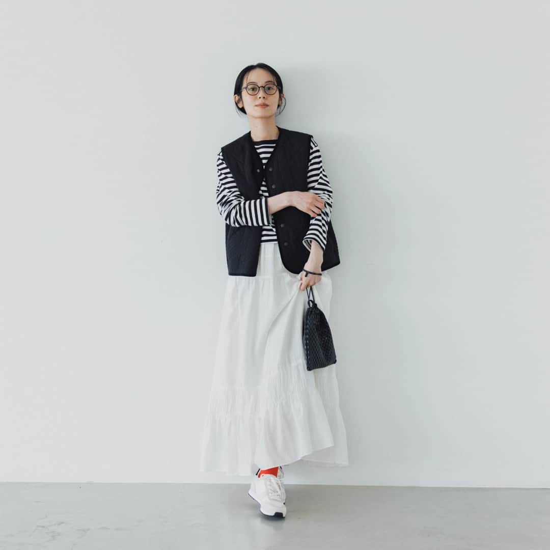 北欧、暮らしの道具店さんのインスタグラム写真 - (北欧、暮らしの道具店Instagram)「【当店だけのコラボ企画】 秋のオシャレを楽しみたくなる、 とっておきのキルティングベストができました！  - - - - - - - - - - - - - - - - -  本日紹介するアイテムは、 そんな秋の訪れがより楽しみになるような とっておきのコラボアイテム。 イラストレーターのよしいちひろさんと一緒につくった 「毎日着回したいキルティングベスト」が登場です！  よしいさんを当店のコンテンツや、 ご自身のSNSで見るたびに、 企画担当のプランナーはいつもしみじみ 「なんて楽しそうに洋服と触れ合うひとなんだろう」と感じ、 わたしももっと自由にオシャレを楽しみたい……！と 心ににちいさな炎が灯るような感覚があったのだとか。  そんな心躍る気持ちをお届けしたくって、 よしいさんといっしょに、 おしゃれが楽しくなるような キルティングベストをつくりました。  いつもの洋服の上からさっと羽織るだけでかわいくて、 コートの下に着ればアクセントにもなる。  これから3シーズン頼れるライトアウターです。  キルティングベスト、あたたかそうでいいけれど、 どうやって着よう…… そんな風に悩んでしまってもこれなら大丈夫。  いつもの洋服に羽織るだけでおしゃれが決まります。  スタンダードなボーダーのカットソーに 合わせてもいいですし、ニットの上から着ても◎  柄物を合わせるのもおすすめです。 1枚で着るにはそわそわしてしまう色や柄も、 ベストを合わせればぐんと着やすくなるんです。  カラーは2種類。  着回し力ばつぐんの「ブラック」と、 おしゃれがたのしくなる「ライトカーキ」です。  商品ページでは「こんなふうに着てみたい！」と 好奇心をくすぐられる コーディネートをたっぷり紹介していますよ♩  . ーーー 掲載のアイテムはこちら▼ ーーー . ☑︎毎日着回したいキルティングベスト / よしいちひろさんコラボ（ブラック・ライトカーキ） . 🎁「クラシ手帳2024」プレゼントキャンペーン実施中！お買いものいただいた方に、当店オリジナルの手帳を無料でお届けいたします。 . ▶︎ プロフィールのリンクから、お値段・サイズなど詳しい情報をご覧いただけますよ。→@hokuoh_kurashi . #KURASHIandTripsPUBLISHING#ベスト#キルティングベスト#fashion#ファッション#秋服#秋コーデ#coodinate #コーディネート#お買い物#お買いもの#シンプル#シンプルライフ#シンプルデザイン#暮らしを楽しむ#日々の暮らし#北欧#暮らし#北欧暮らしの道具店」9月23日 10時01分 - hokuoh_kurashi