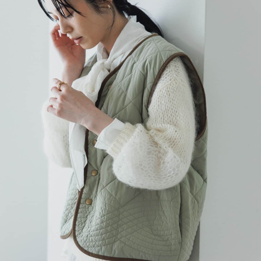 北欧、暮らしの道具店さんのインスタグラム写真 - (北欧、暮らしの道具店Instagram)「【当店だけのコラボ企画】 秋のオシャレを楽しみたくなる、 とっておきのキルティングベストができました！  - - - - - - - - - - - - - - - - -  本日紹介するアイテムは、 そんな秋の訪れがより楽しみになるような とっておきのコラボアイテム。 イラストレーターのよしいちひろさんと一緒につくった 「毎日着回したいキルティングベスト」が登場です！  よしいさんを当店のコンテンツや、 ご自身のSNSで見るたびに、 企画担当のプランナーはいつもしみじみ 「なんて楽しそうに洋服と触れ合うひとなんだろう」と感じ、 わたしももっと自由にオシャレを楽しみたい……！と 心ににちいさな炎が灯るような感覚があったのだとか。  そんな心躍る気持ちをお届けしたくって、 よしいさんといっしょに、 おしゃれが楽しくなるような キルティングベストをつくりました。  いつもの洋服の上からさっと羽織るだけでかわいくて、 コートの下に着ればアクセントにもなる。  これから3シーズン頼れるライトアウターです。  キルティングベスト、あたたかそうでいいけれど、 どうやって着よう…… そんな風に悩んでしまってもこれなら大丈夫。  いつもの洋服に羽織るだけでおしゃれが決まります。  スタンダードなボーダーのカットソーに 合わせてもいいですし、ニットの上から着ても◎  柄物を合わせるのもおすすめです。 1枚で着るにはそわそわしてしまう色や柄も、 ベストを合わせればぐんと着やすくなるんです。  カラーは2種類。  着回し力ばつぐんの「ブラック」と、 おしゃれがたのしくなる「ライトカーキ」です。  商品ページでは「こんなふうに着てみたい！」と 好奇心をくすぐられる コーディネートをたっぷり紹介していますよ♩  . ーーー 掲載のアイテムはこちら▼ ーーー . ☑︎毎日着回したいキルティングベスト / よしいちひろさんコラボ（ブラック・ライトカーキ） . 🎁「クラシ手帳2024」プレゼントキャンペーン実施中！お買いものいただいた方に、当店オリジナルの手帳を無料でお届けいたします。 . ▶︎ プロフィールのリンクから、お値段・サイズなど詳しい情報をご覧いただけますよ。→@hokuoh_kurashi . #KURASHIandTripsPUBLISHING#ベスト#キルティングベスト#fashion#ファッション#秋服#秋コーデ#coodinate #コーディネート#お買い物#お買いもの#シンプル#シンプルライフ#シンプルデザイン#暮らしを楽しむ#日々の暮らし#北欧#暮らし#北欧暮らしの道具店」9月23日 10時01分 - hokuoh_kurashi