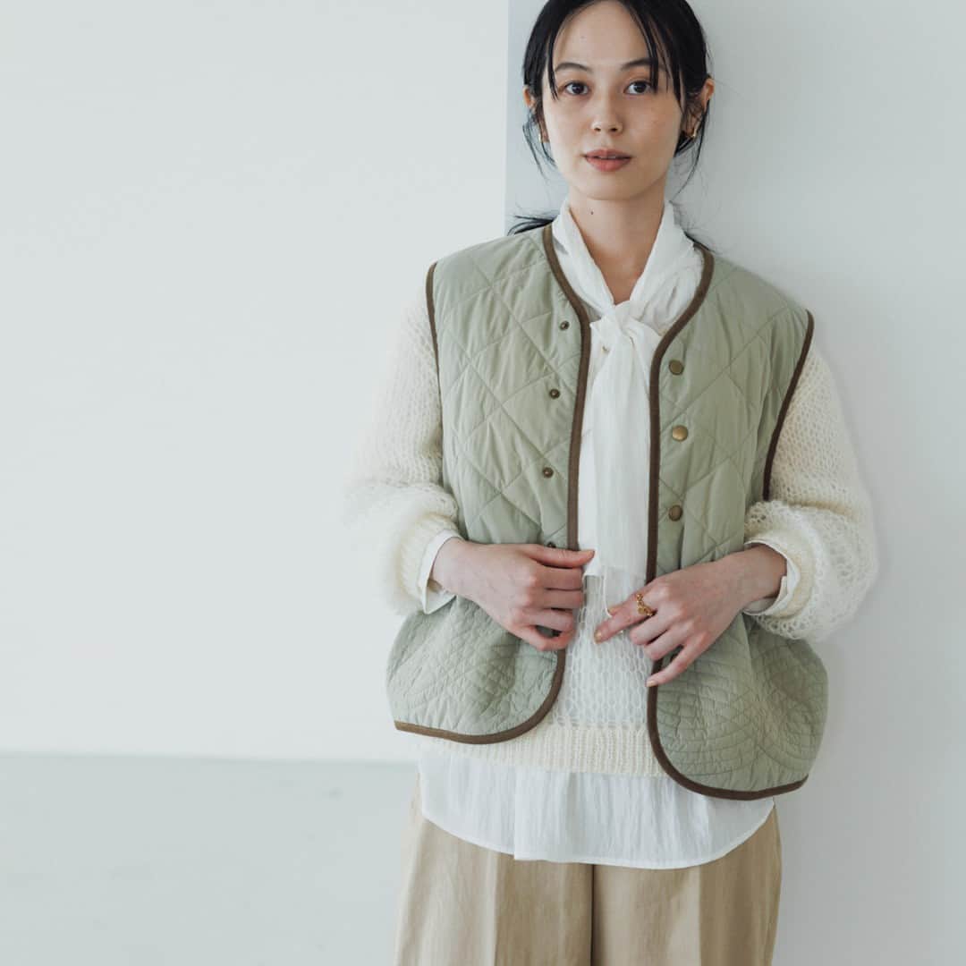 北欧、暮らしの道具店さんのインスタグラム写真 - (北欧、暮らしの道具店Instagram)「【当店だけのコラボ企画】 秋のオシャレを楽しみたくなる、 とっておきのキルティングベストができました！  - - - - - - - - - - - - - - - - -  本日紹介するアイテムは、 そんな秋の訪れがより楽しみになるような とっておきのコラボアイテム。 イラストレーターのよしいちひろさんと一緒につくった 「毎日着回したいキルティングベスト」が登場です！  よしいさんを当店のコンテンツや、 ご自身のSNSで見るたびに、 企画担当のプランナーはいつもしみじみ 「なんて楽しそうに洋服と触れ合うひとなんだろう」と感じ、 わたしももっと自由にオシャレを楽しみたい……！と 心ににちいさな炎が灯るような感覚があったのだとか。  そんな心躍る気持ちをお届けしたくって、 よしいさんといっしょに、 おしゃれが楽しくなるような キルティングベストをつくりました。  いつもの洋服の上からさっと羽織るだけでかわいくて、 コートの下に着ればアクセントにもなる。  これから3シーズン頼れるライトアウターです。  キルティングベスト、あたたかそうでいいけれど、 どうやって着よう…… そんな風に悩んでしまってもこれなら大丈夫。  いつもの洋服に羽織るだけでおしゃれが決まります。  スタンダードなボーダーのカットソーに 合わせてもいいですし、ニットの上から着ても◎  柄物を合わせるのもおすすめです。 1枚で着るにはそわそわしてしまう色や柄も、 ベストを合わせればぐんと着やすくなるんです。  カラーは2種類。  着回し力ばつぐんの「ブラック」と、 おしゃれがたのしくなる「ライトカーキ」です。  商品ページでは「こんなふうに着てみたい！」と 好奇心をくすぐられる コーディネートをたっぷり紹介していますよ♩  . ーーー 掲載のアイテムはこちら▼ ーーー . ☑︎毎日着回したいキルティングベスト / よしいちひろさんコラボ（ブラック・ライトカーキ） . 🎁「クラシ手帳2024」プレゼントキャンペーン実施中！お買いものいただいた方に、当店オリジナルの手帳を無料でお届けいたします。 . ▶︎ プロフィールのリンクから、お値段・サイズなど詳しい情報をご覧いただけますよ。→@hokuoh_kurashi . #KURASHIandTripsPUBLISHING#ベスト#キルティングベスト#fashion#ファッション#秋服#秋コーデ#coodinate #コーディネート#お買い物#お買いもの#シンプル#シンプルライフ#シンプルデザイン#暮らしを楽しむ#日々の暮らし#北欧#暮らし#北欧暮らしの道具店」9月23日 10時01分 - hokuoh_kurashi